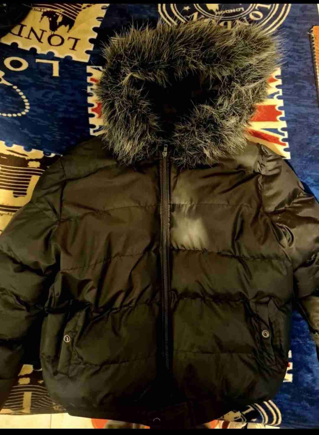 Chaqueta negra con capucha de piel