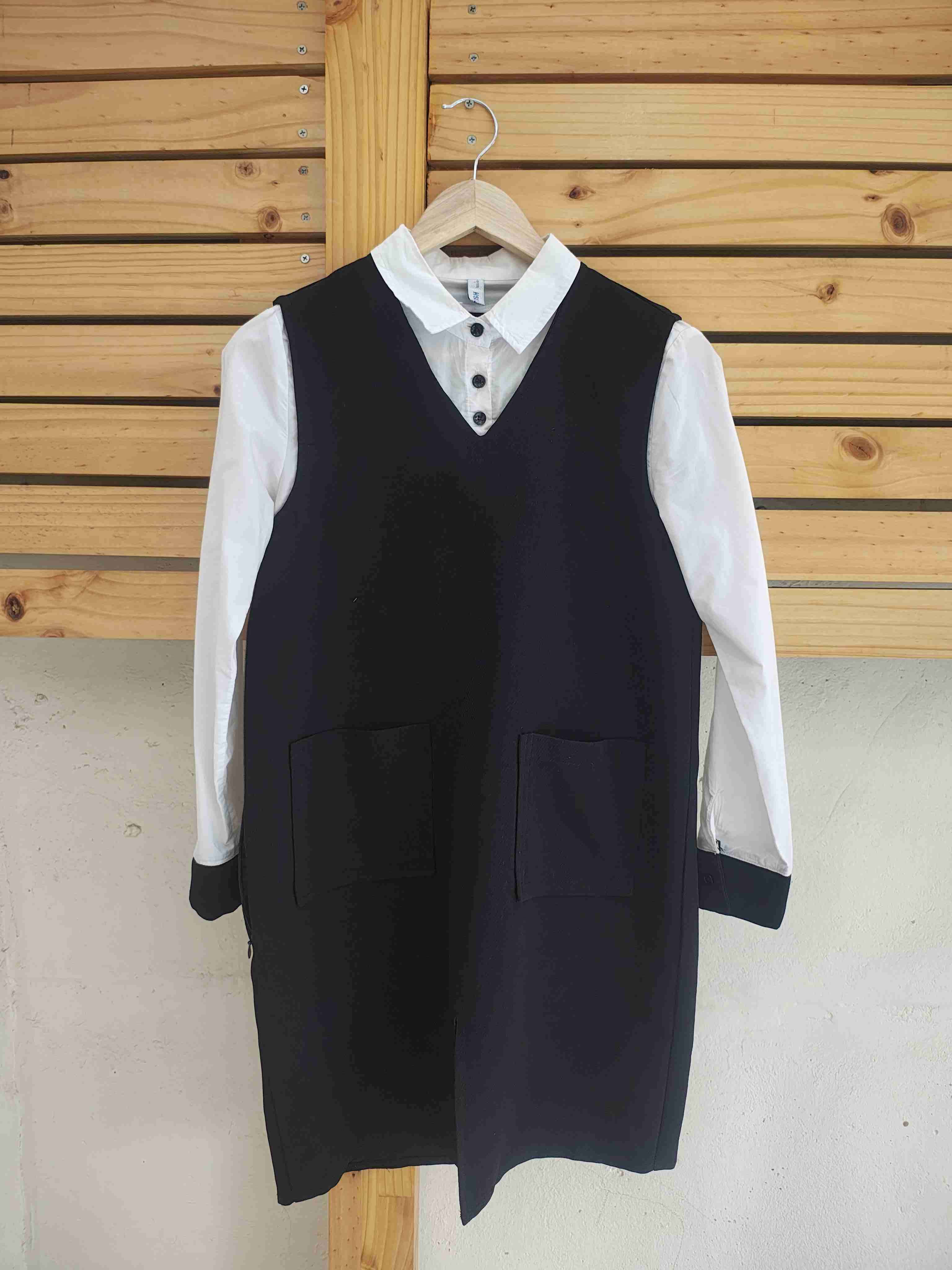 Vestido negro con camisa blanca - miniatura 1