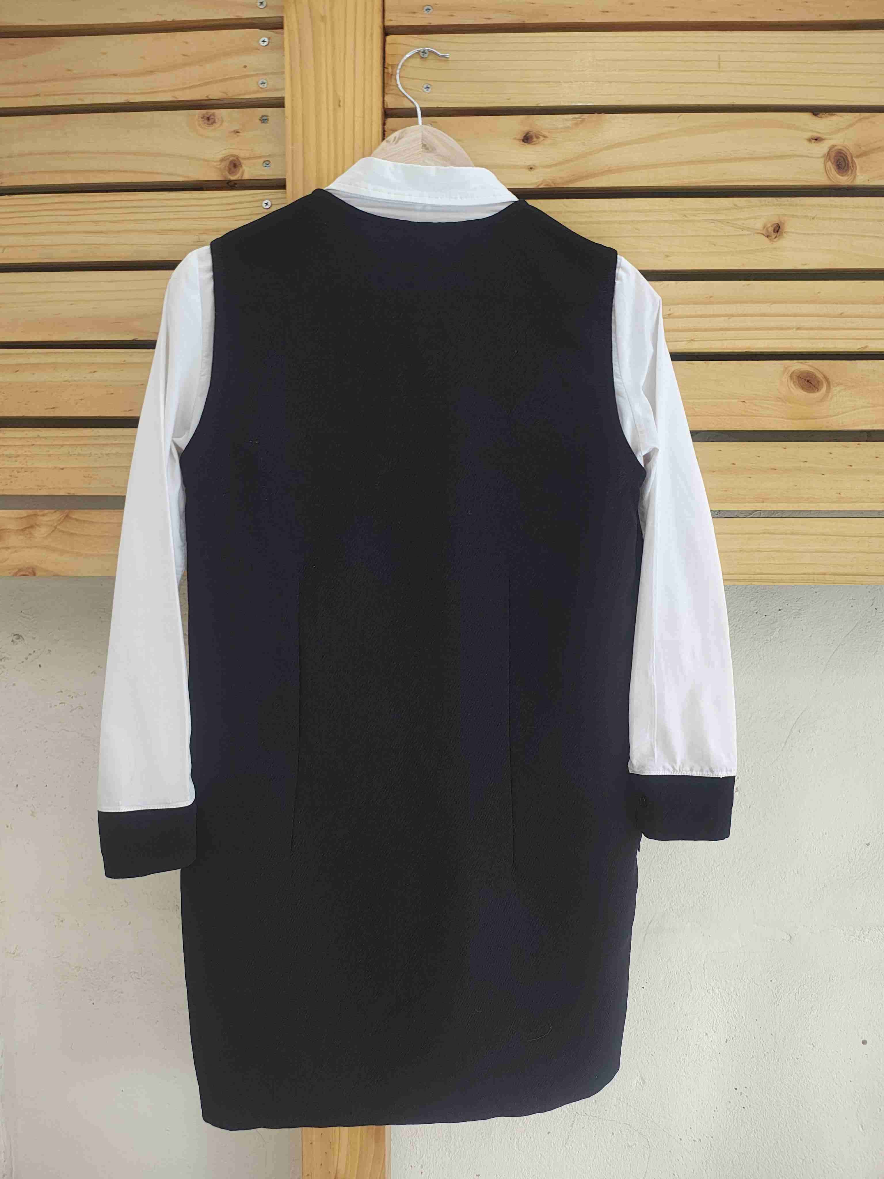 Vestido negro con camisa blanca - miniatura 2