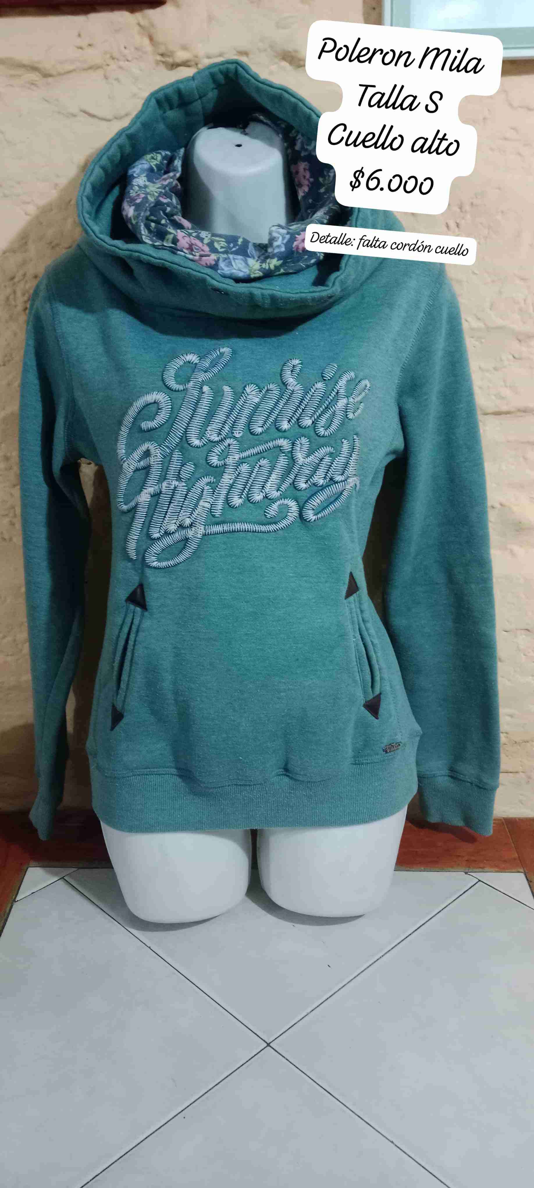 Polerón verde con cuello alto