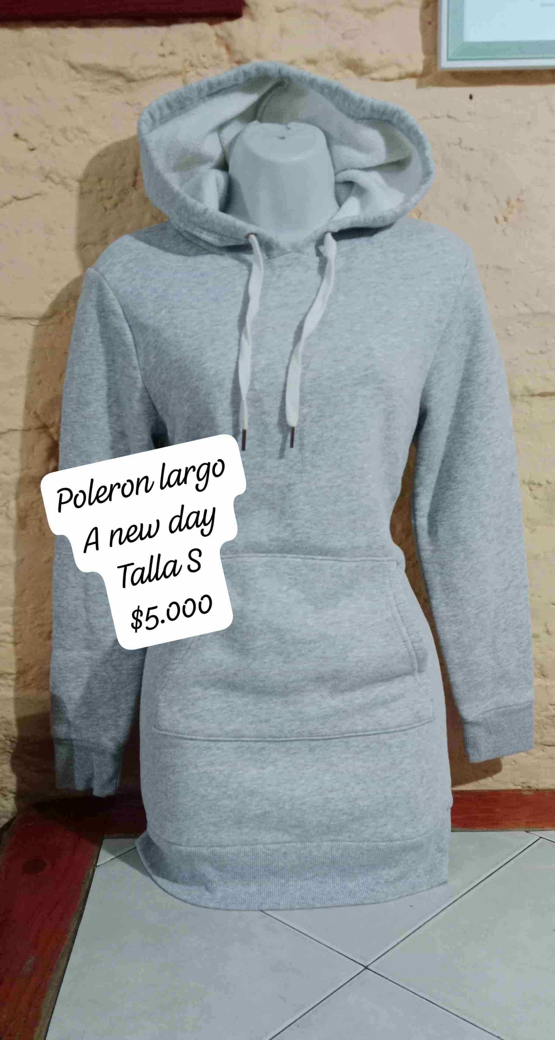 Polerón largo gris con capucha