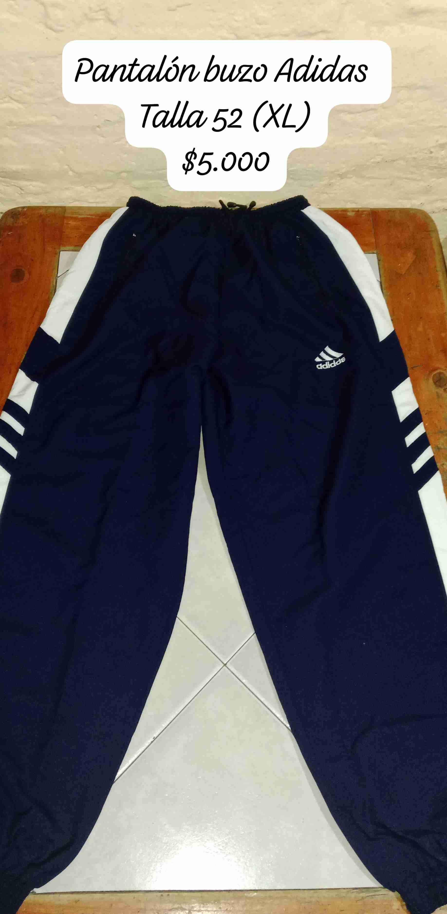Pantalón buzo Adidas azul