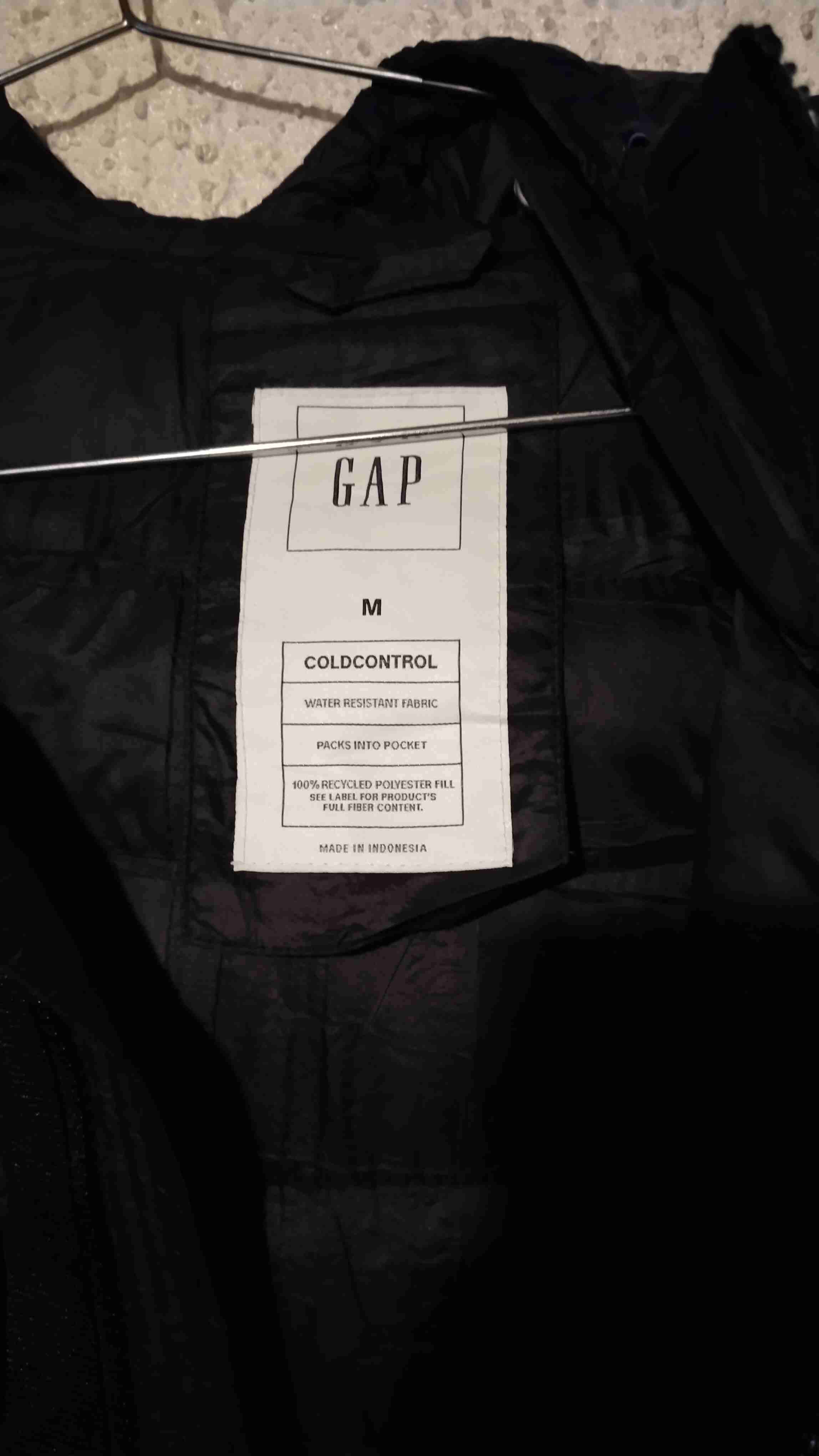 Chaqueta acolchada negra con capucha - miniatura 2