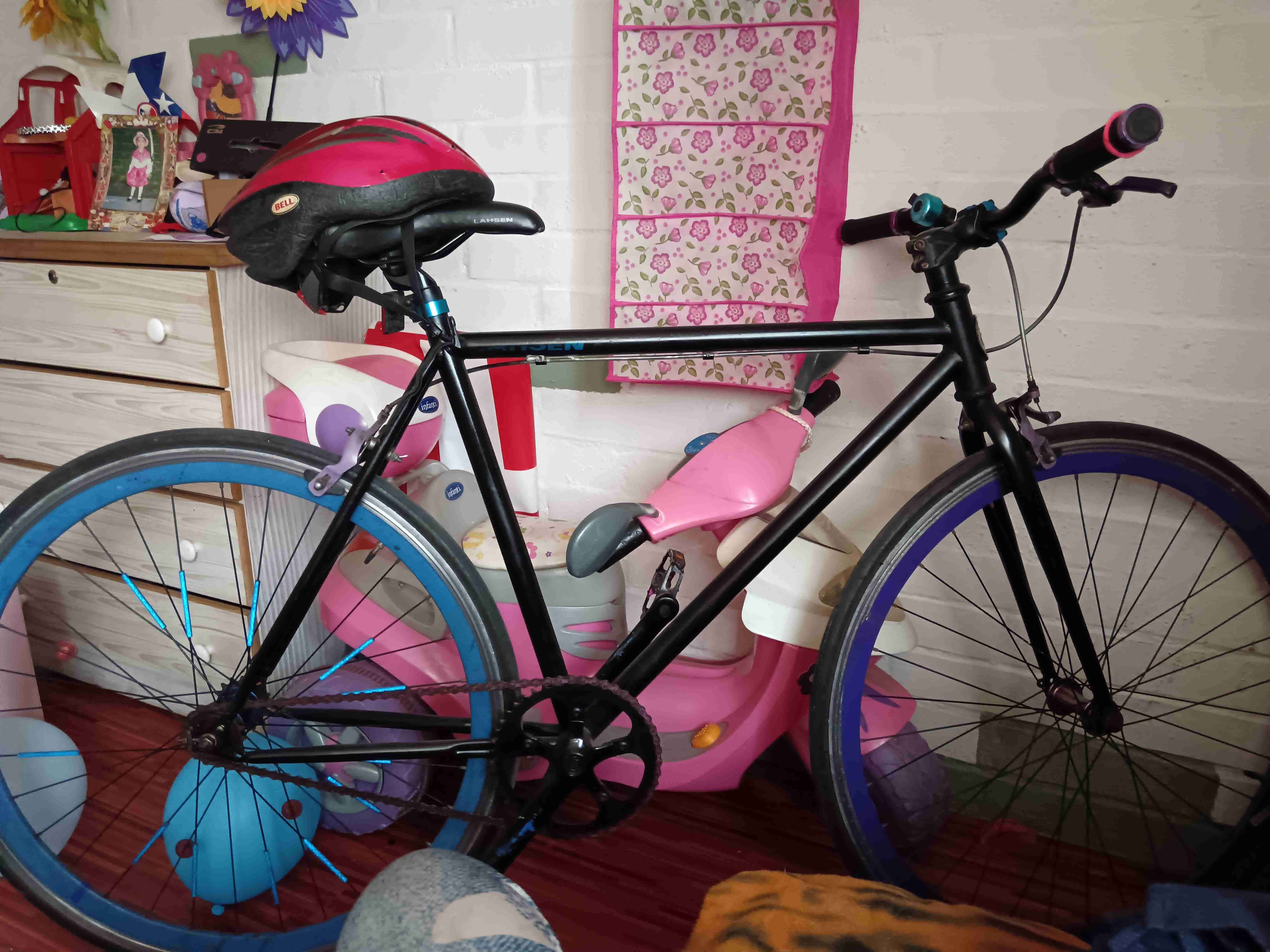 Bicicleta fixie Lahsen negra con casco