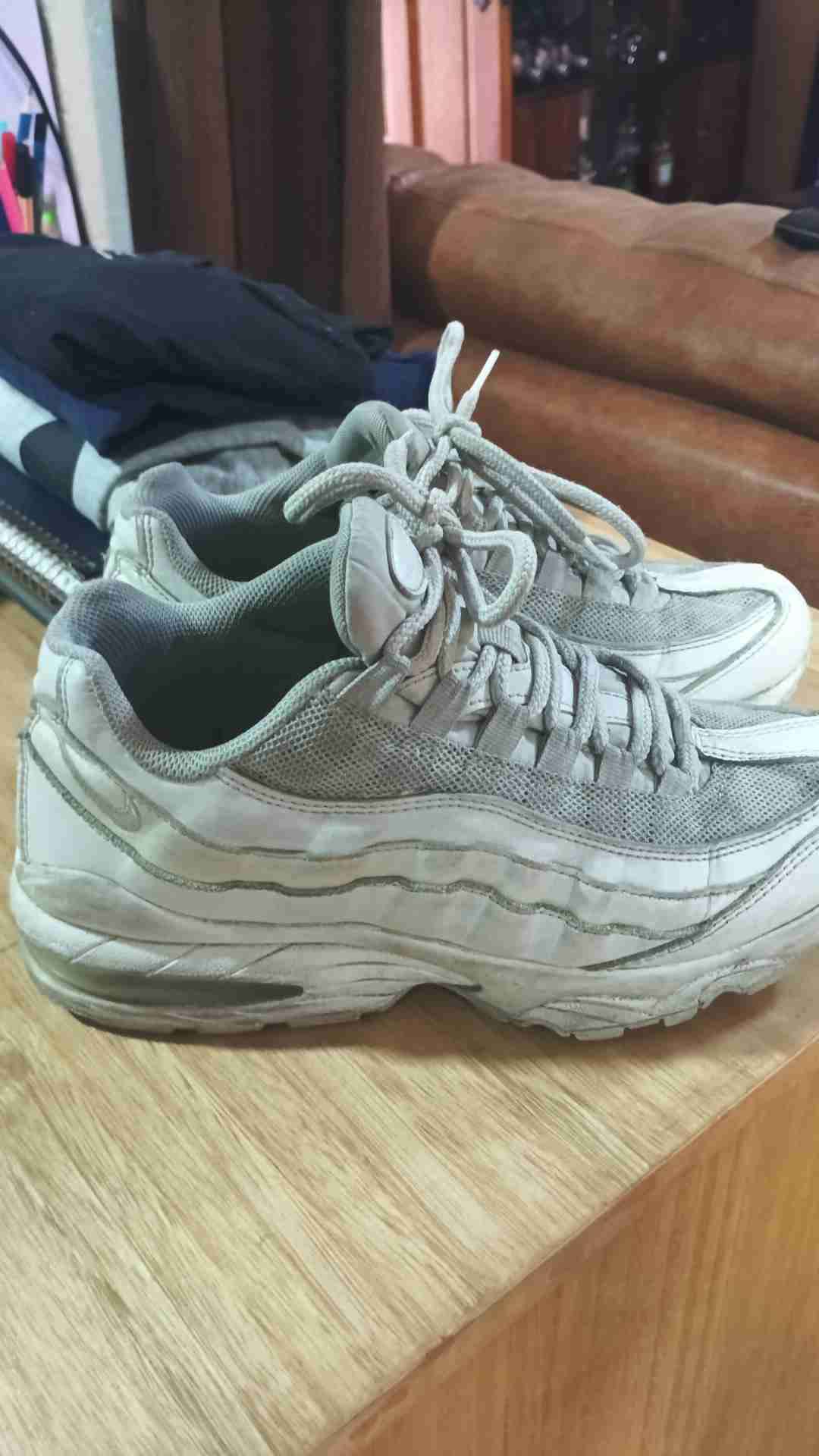 Zapatillas deportivas blancas usadas - miniatura 2