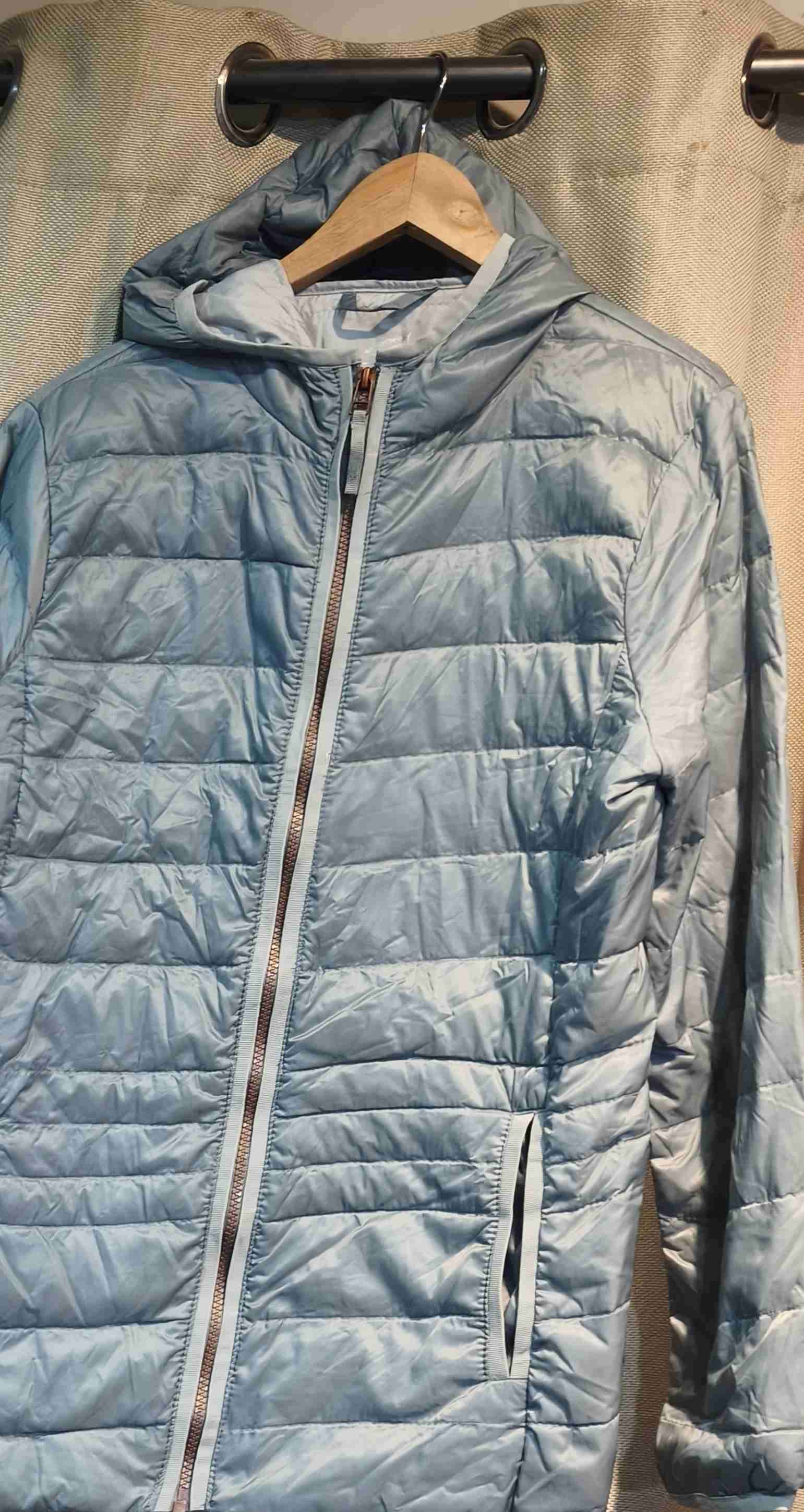 Chaqueta acolchada gris con capucha - miniatura 2