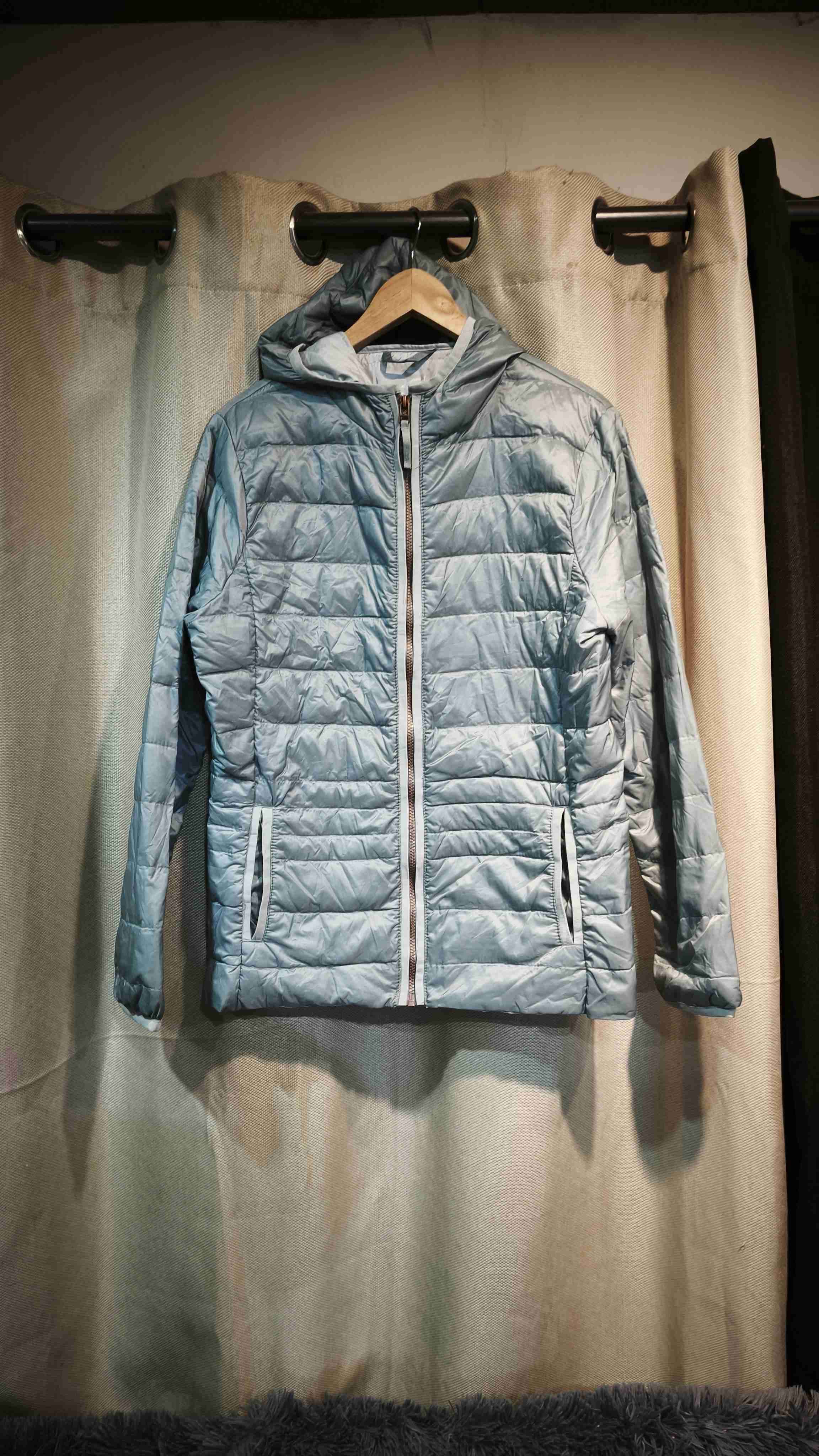 Chaqueta acolchada gris con capucha - miniatura 4