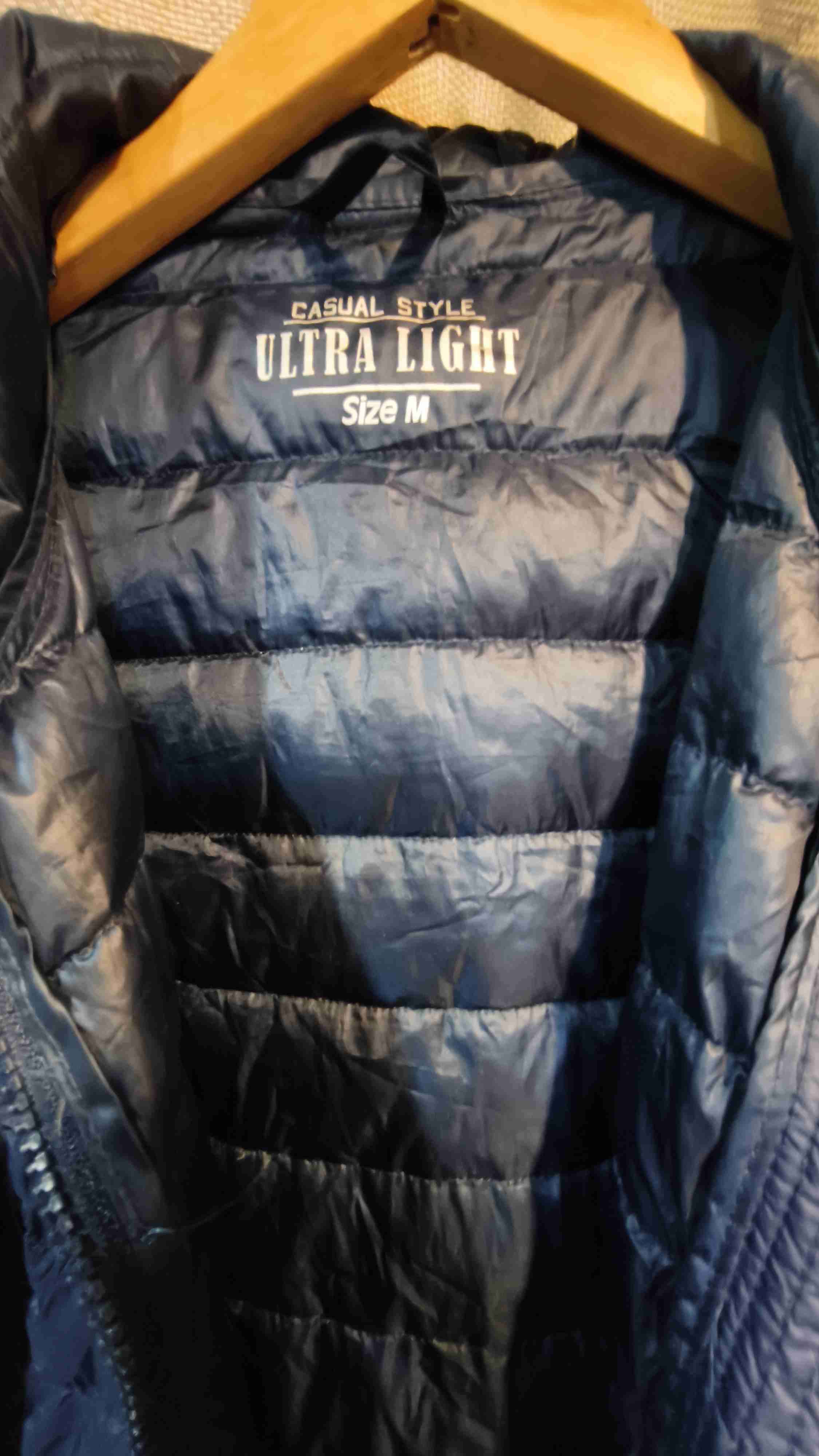 Chaqueta azul con capucha - miniatura 2