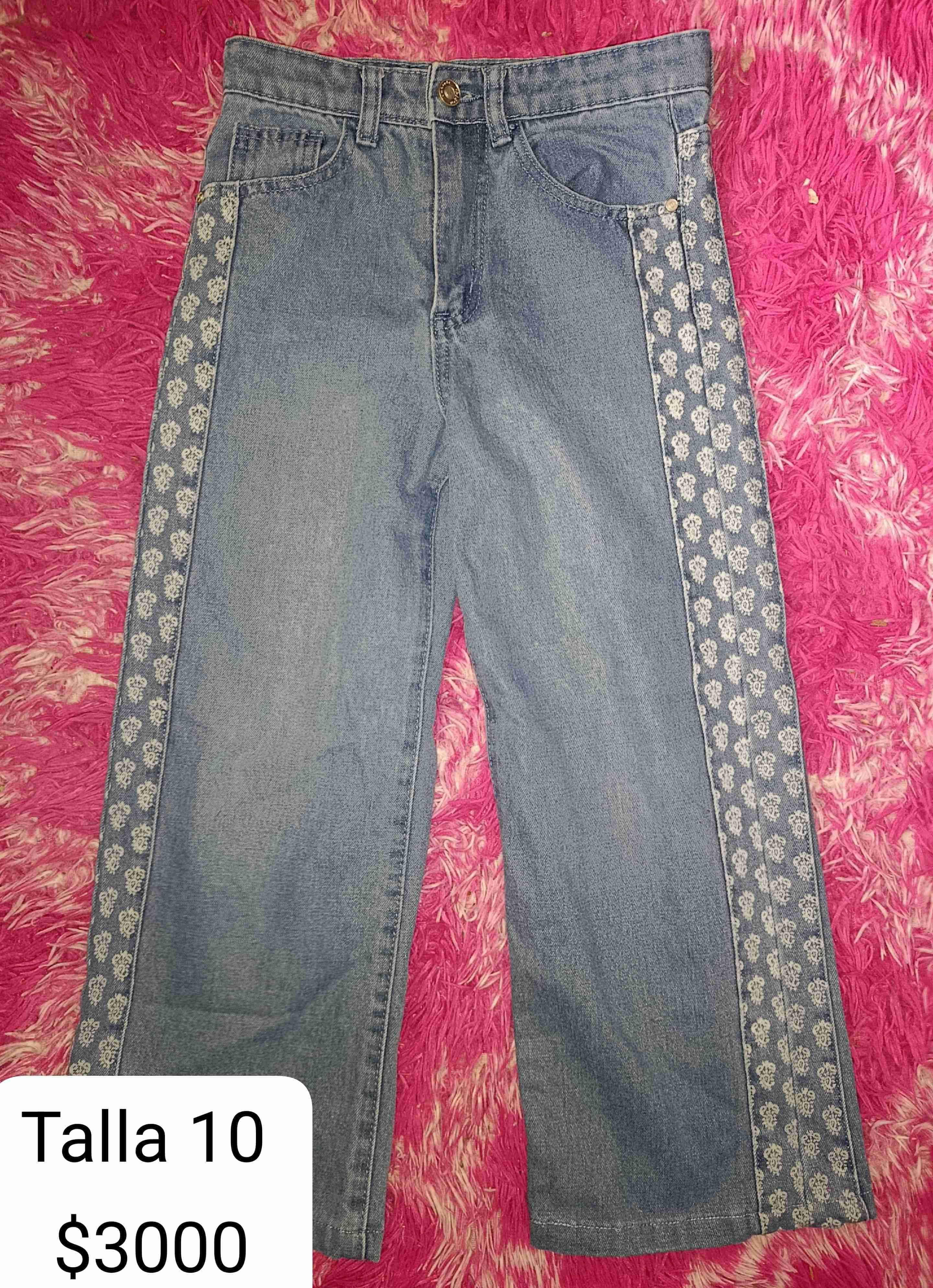 Jeans azul con diseño floral