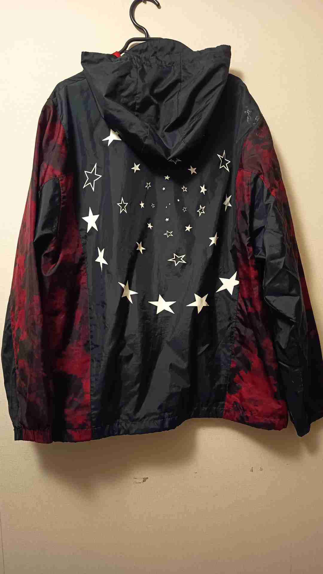 Chaqueta cortaviento negra con capucha - miniatura 2