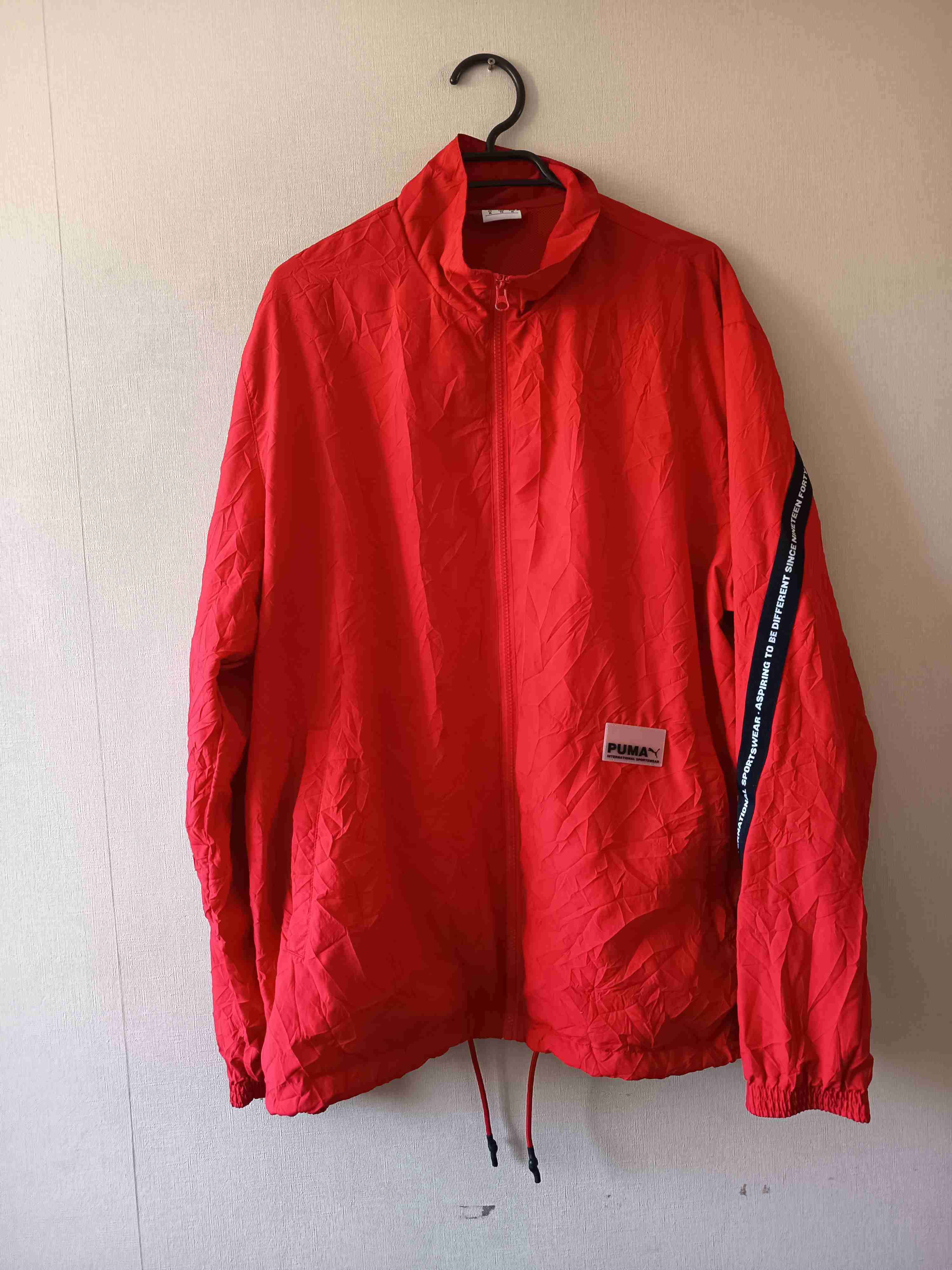 Cortaviento rojo con logo visible