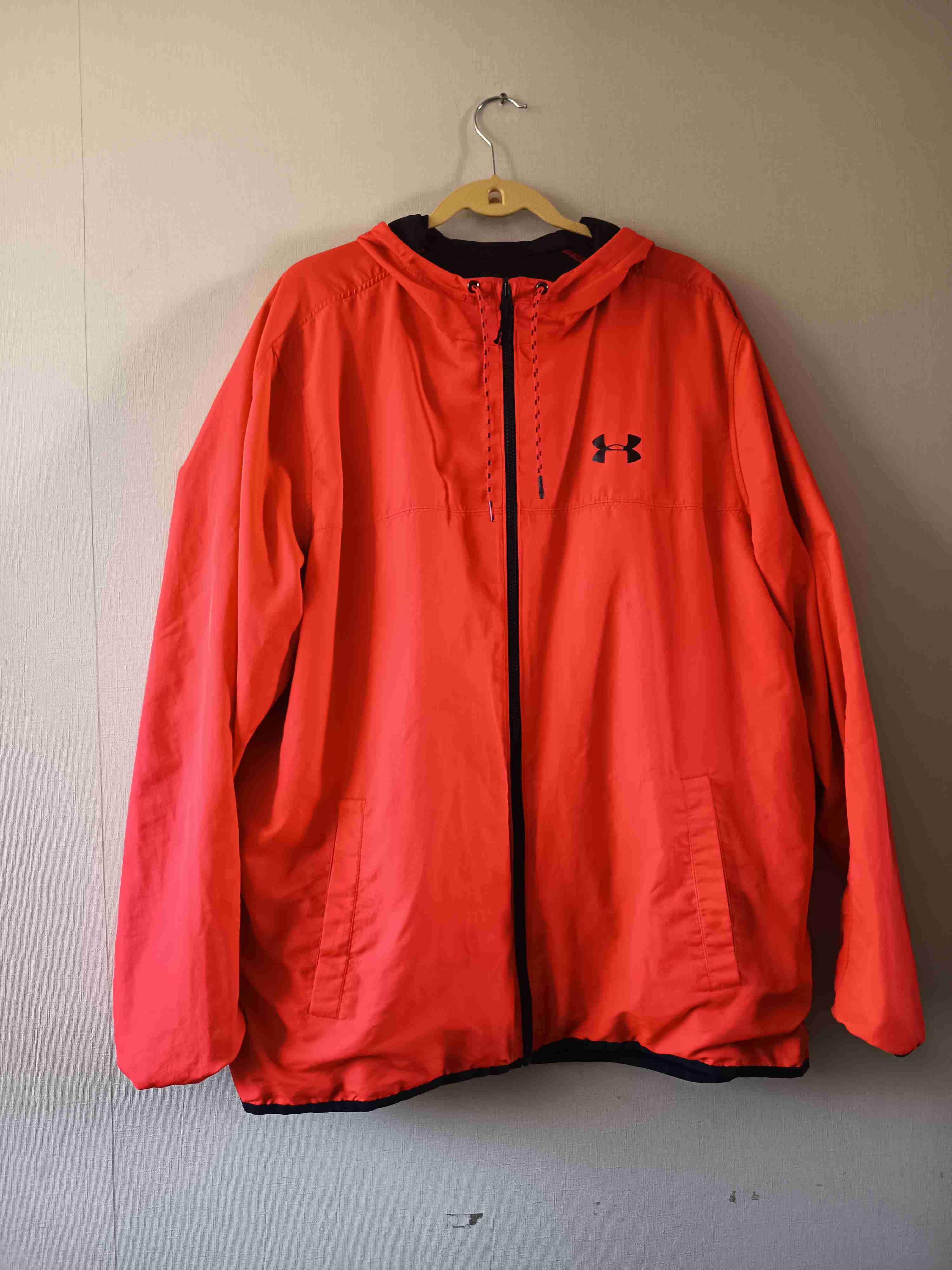 Cortavientos rojo con capucha