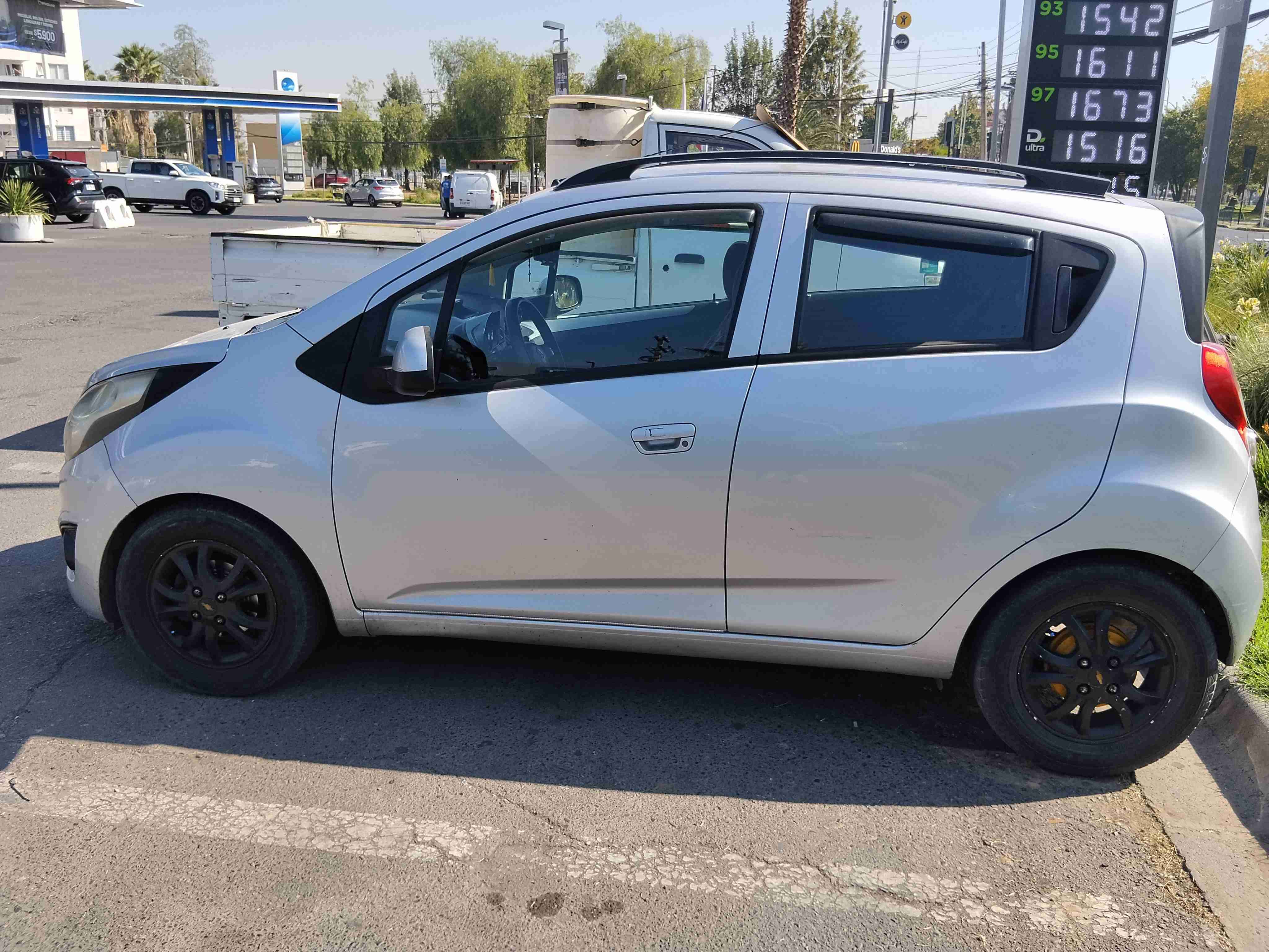 Auto compacto plateado - miniatura 1