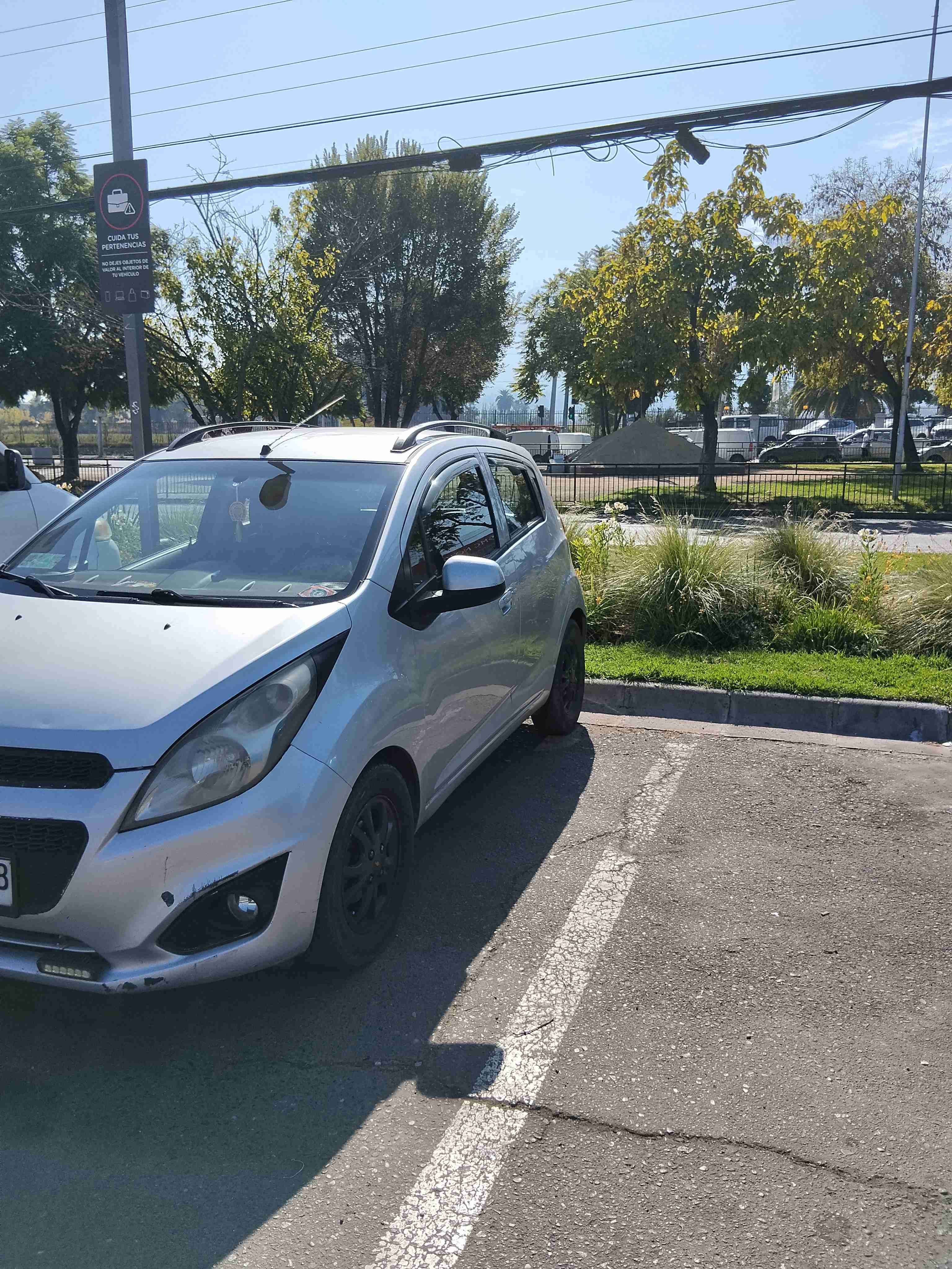 Auto compacto plateado - miniatura 2