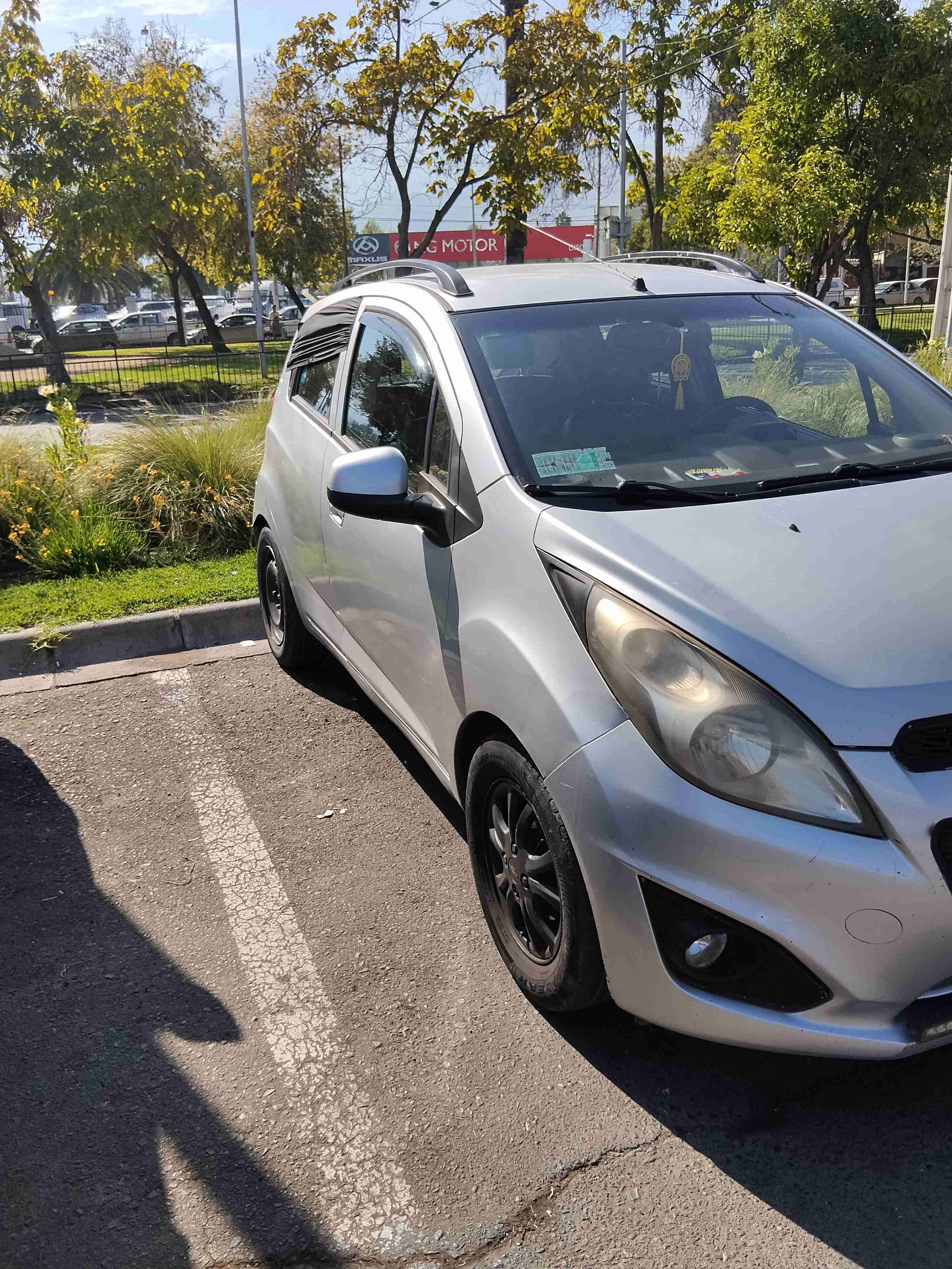 Auto compacto plateado - miniatura 3