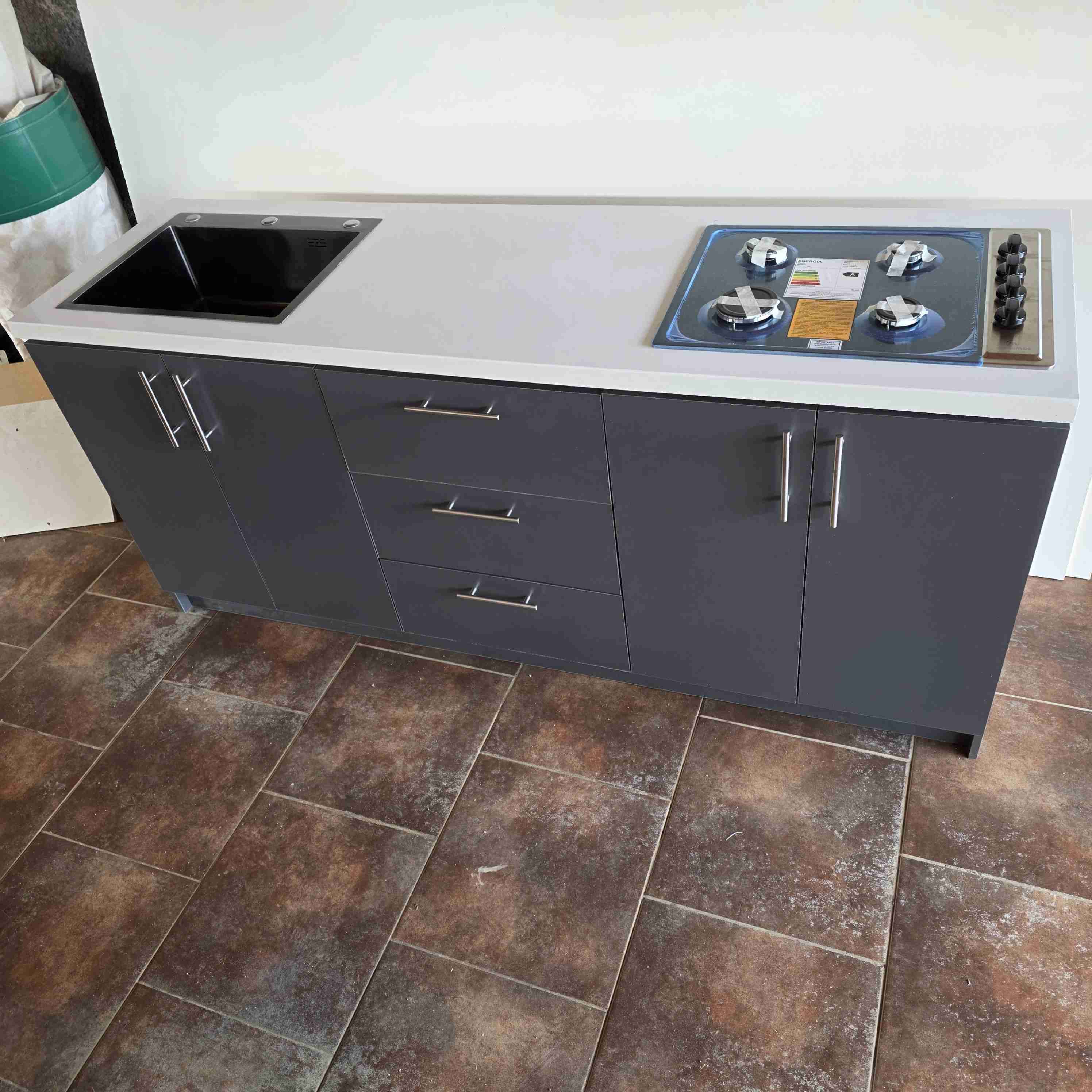 Mueble de cocina con encimera y lavaplatos - miniatura 2