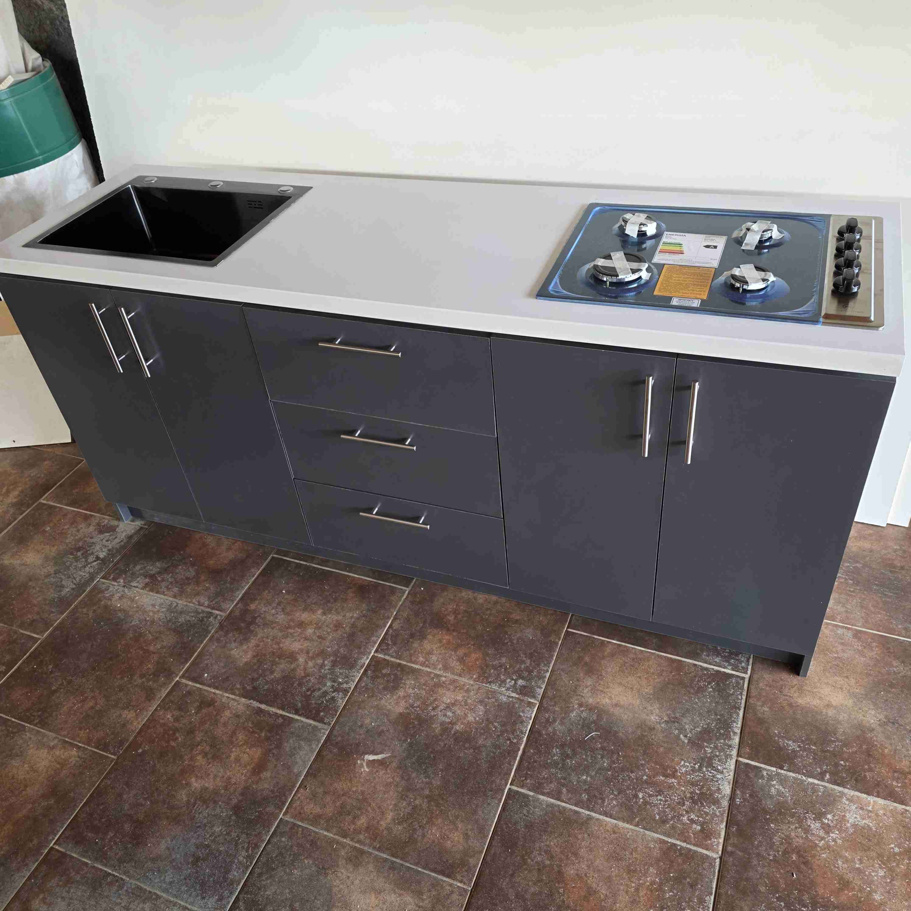 Mueble de cocina con encimera y lavaplatos - miniatura 4