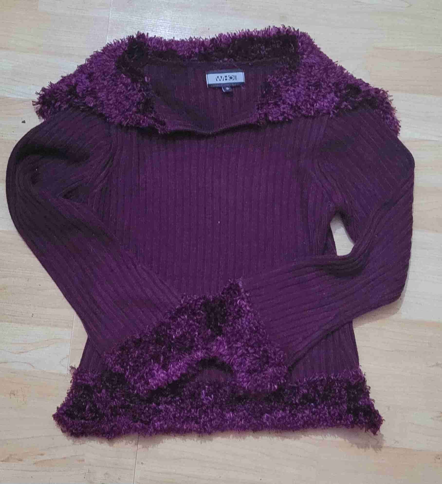 Suéter morado con cuello peludo - miniatura 2