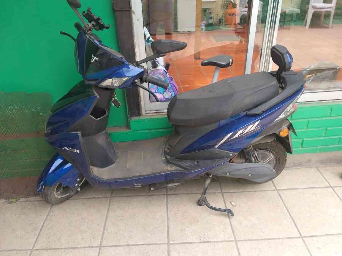 Scooter eléctrico azul - miniatura 3