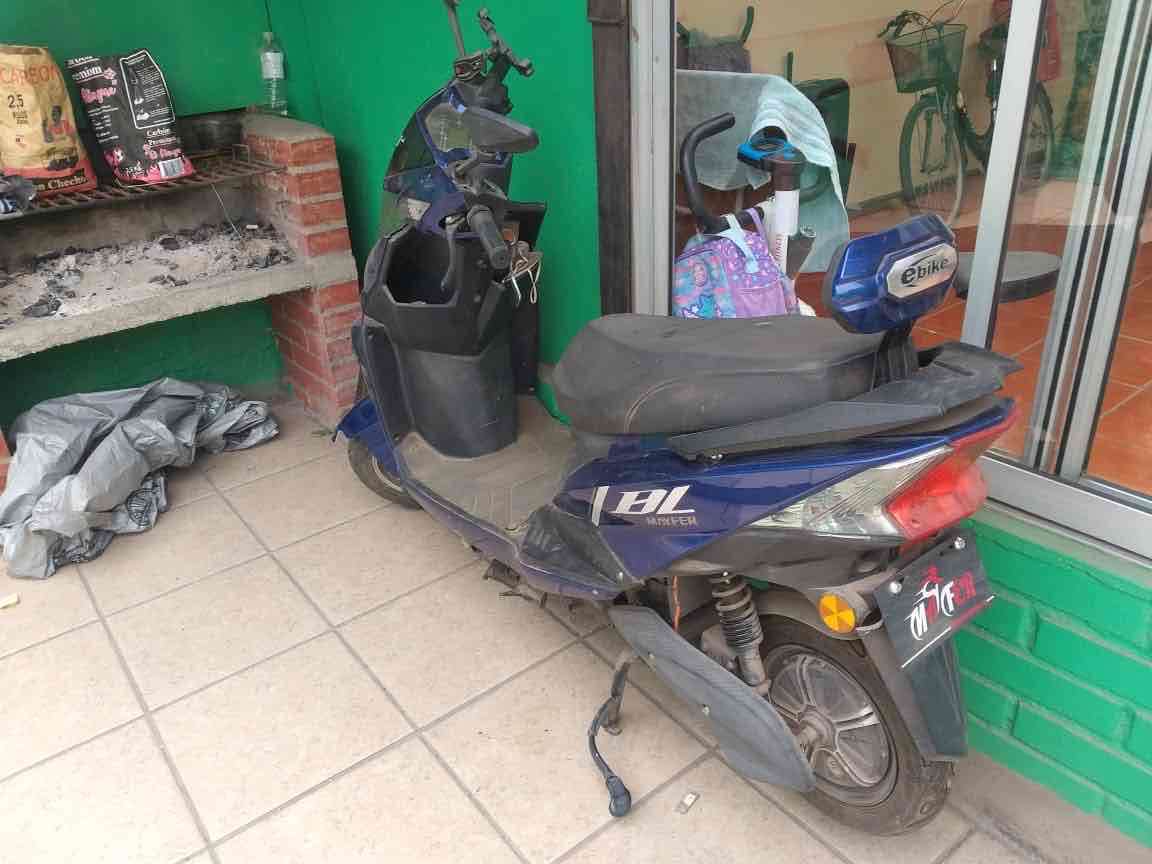 Scooter eléctrico azul - miniatura 2