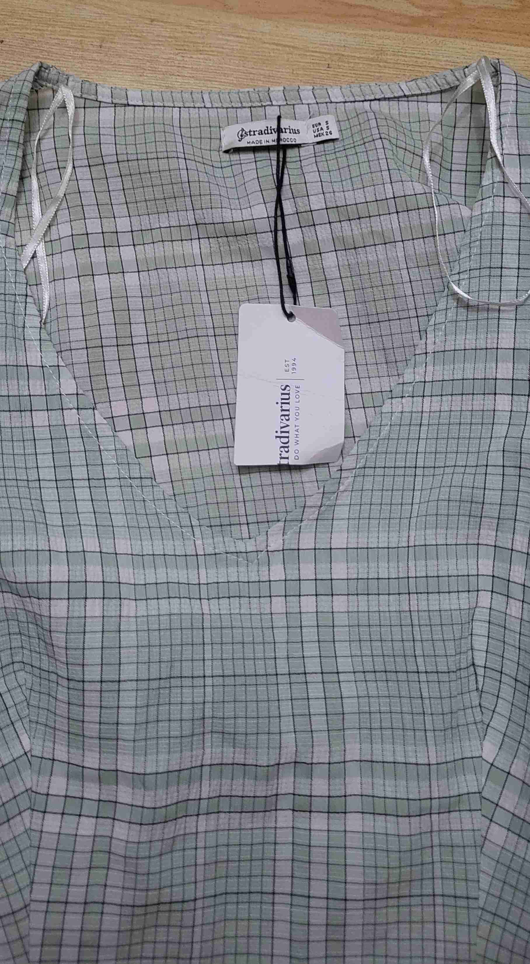 Blusa a cuadros con etiqueta - miniatura 3