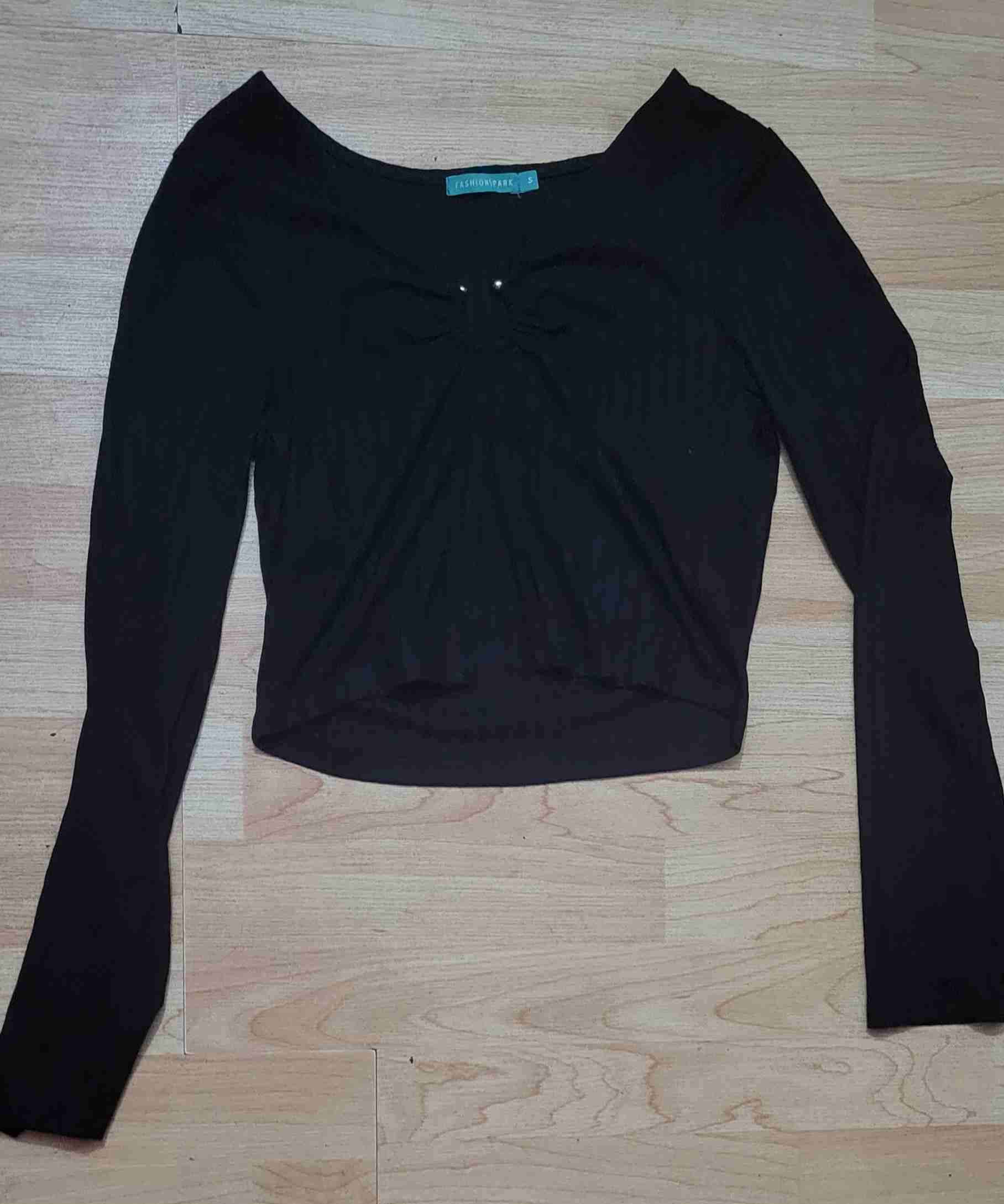 Polera negra con diseño suave - miniatura 2