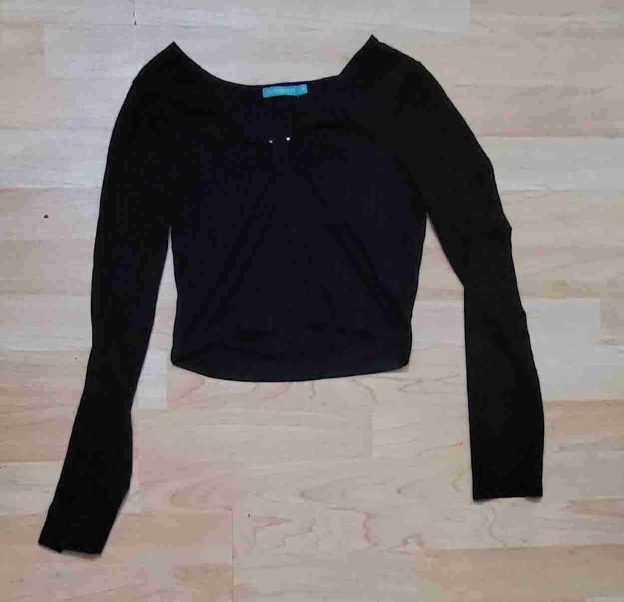 Polera negra con diseño suave - miniatura 3