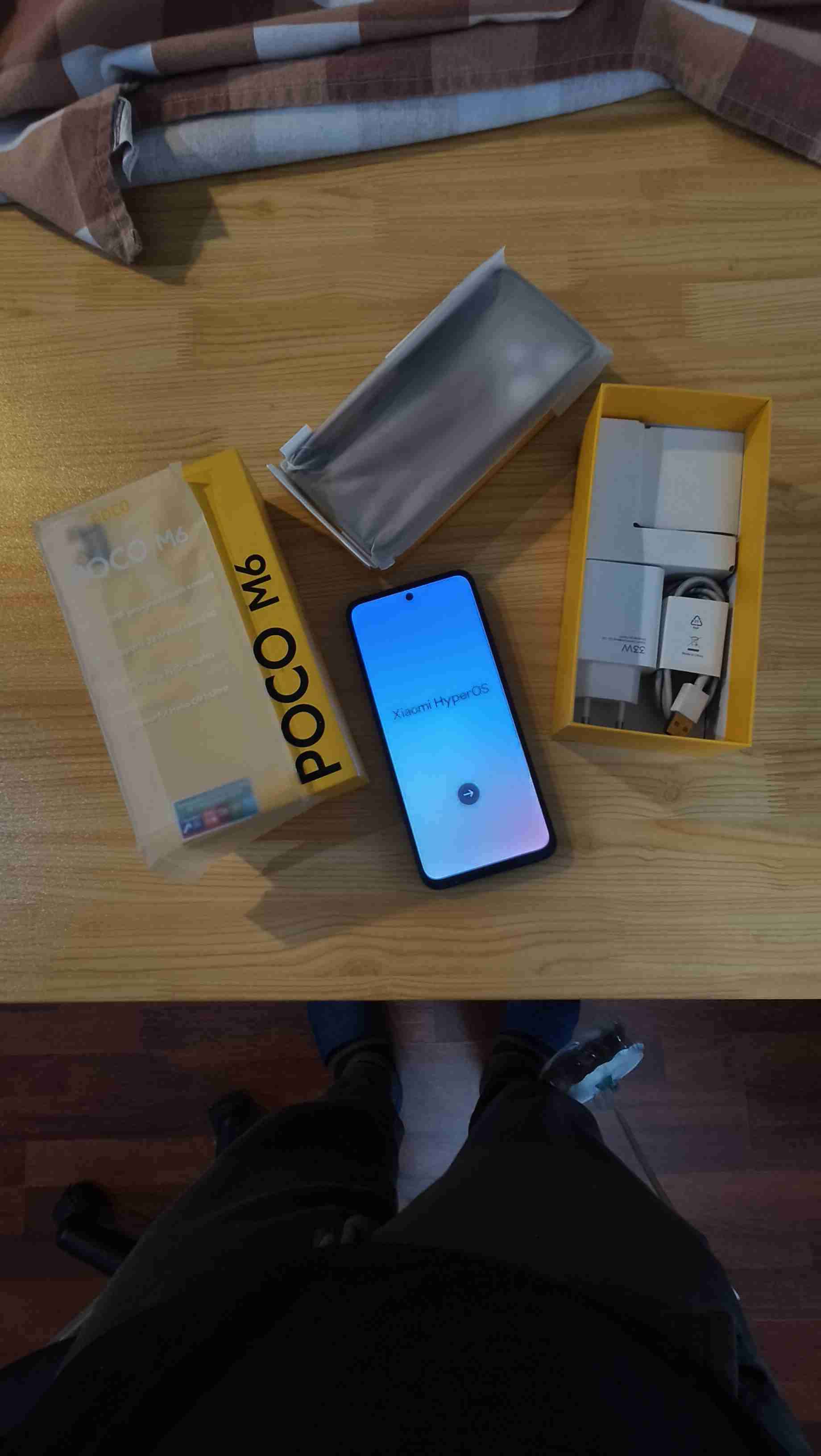 Smartphone POCO M6 con accesorios