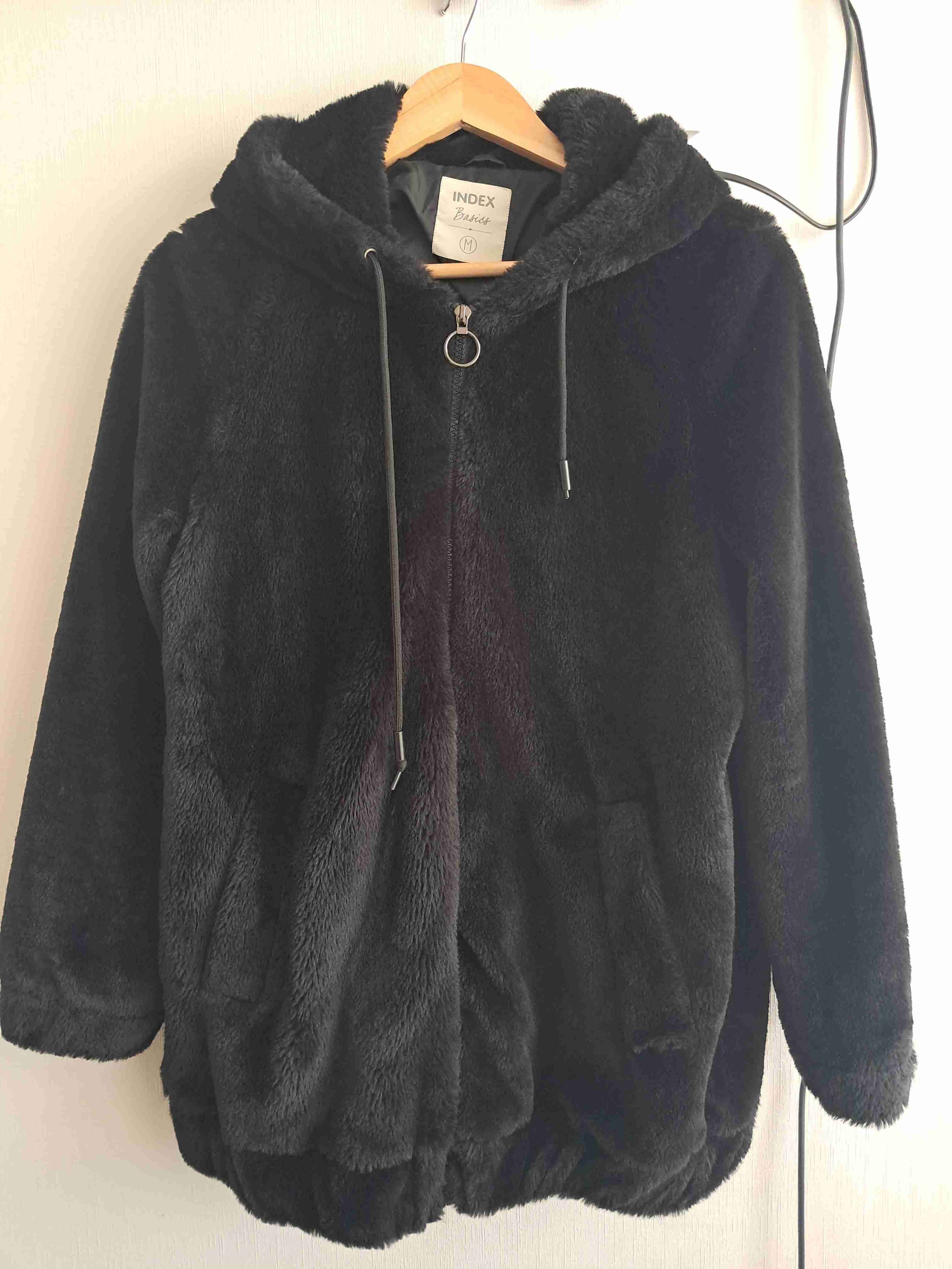 Chaqueta negra con capucha - miniatura 2