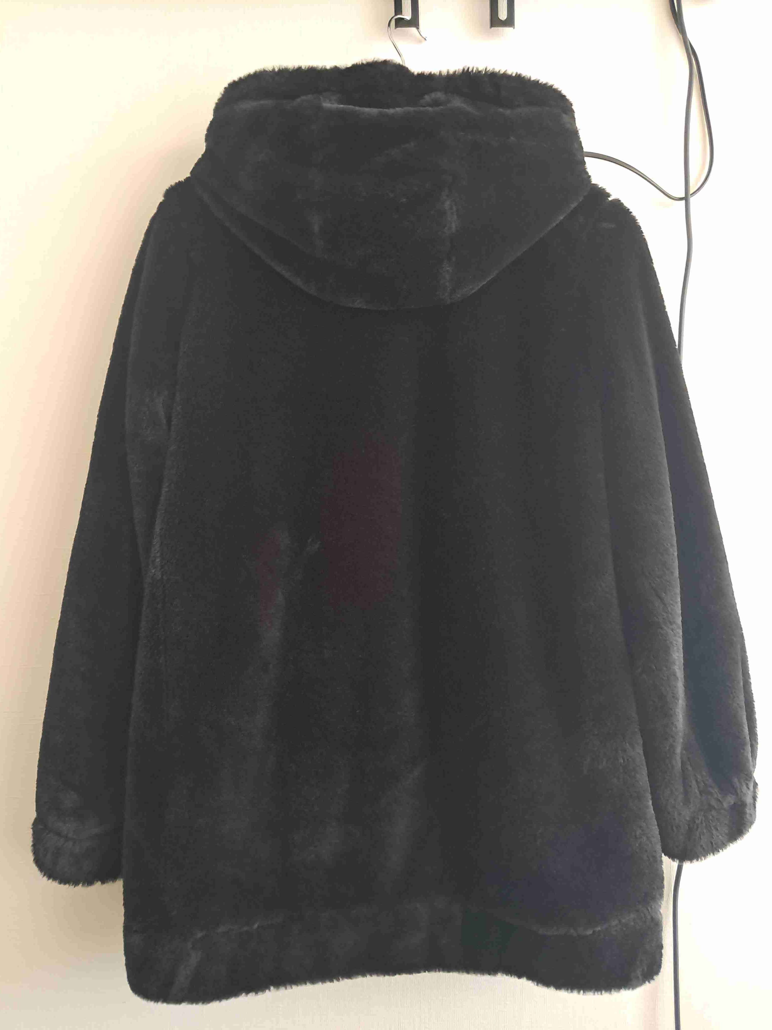 Chaqueta negra con capucha - miniatura 3