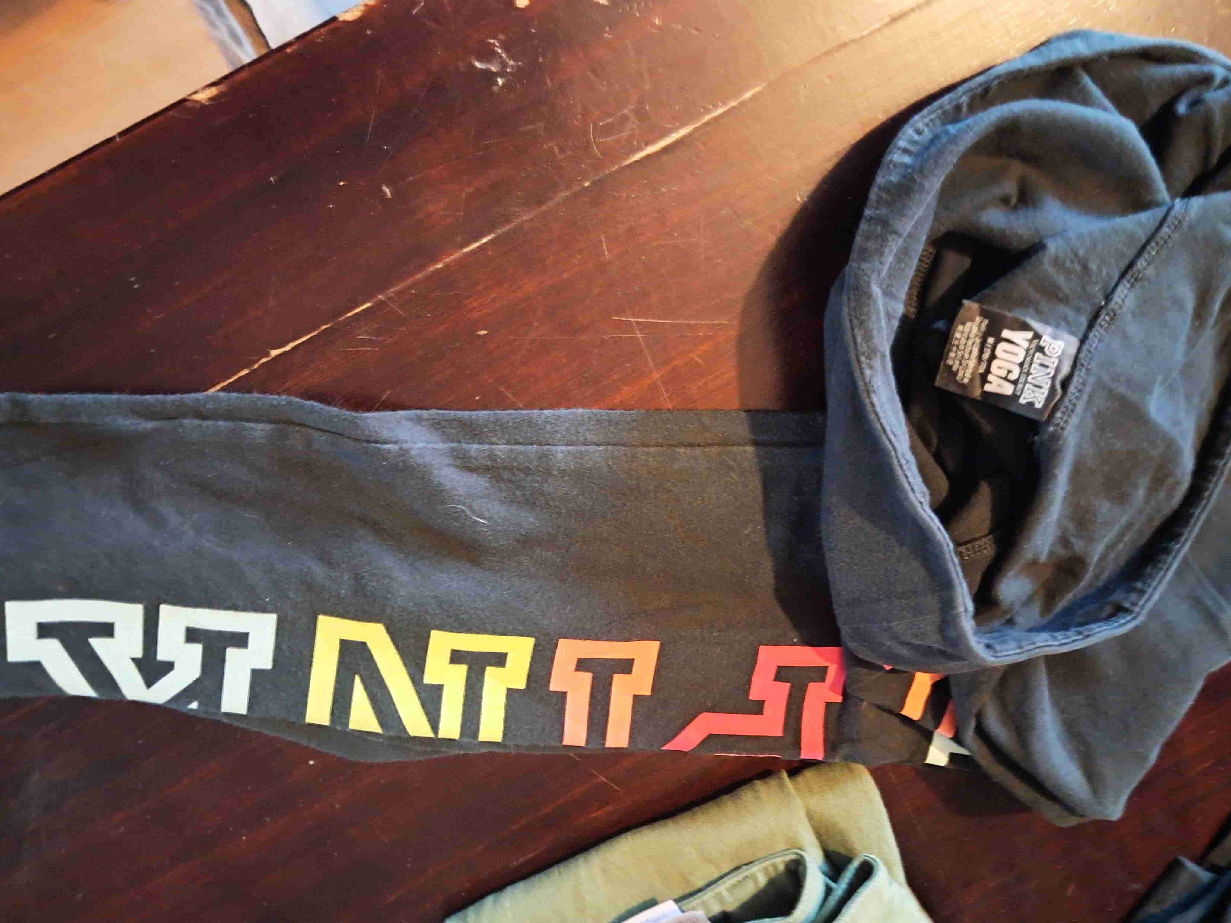 Polerón negro con bolsillo - miniatura 3