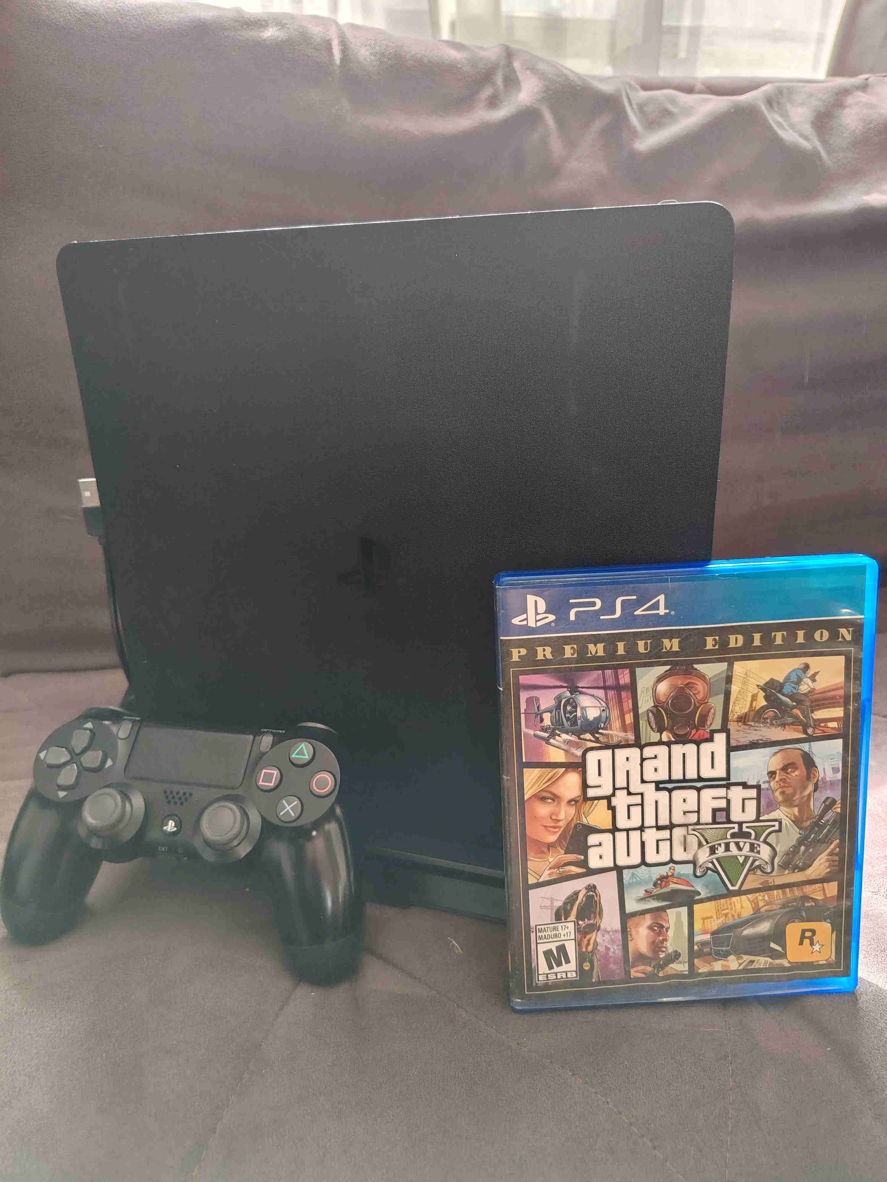 Consola PS4 con control y GTA V - miniatura 1