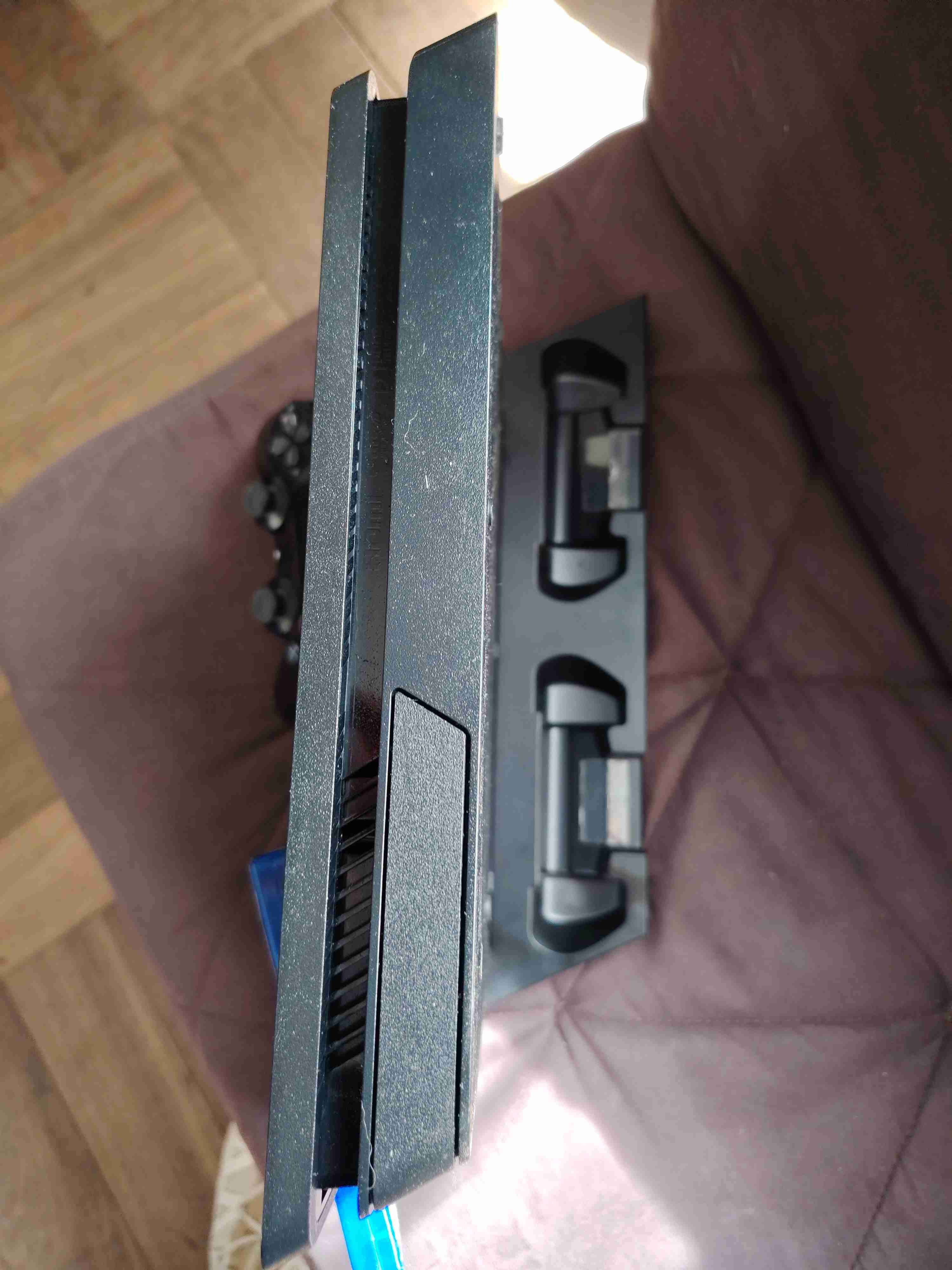 Consola PS4 con control y GTA V - miniatura 2