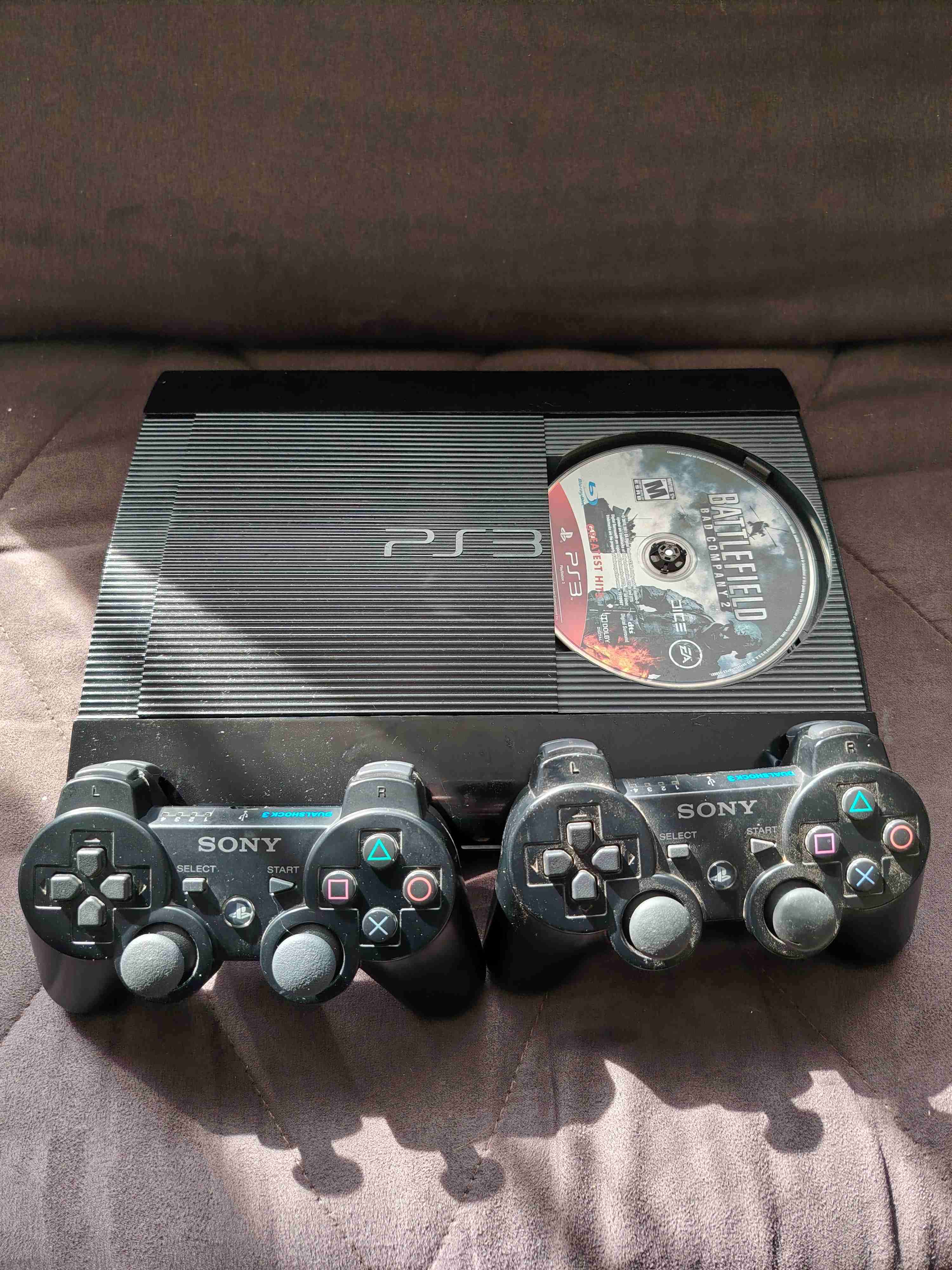 Consola PS3 con dos controles - miniatura 1