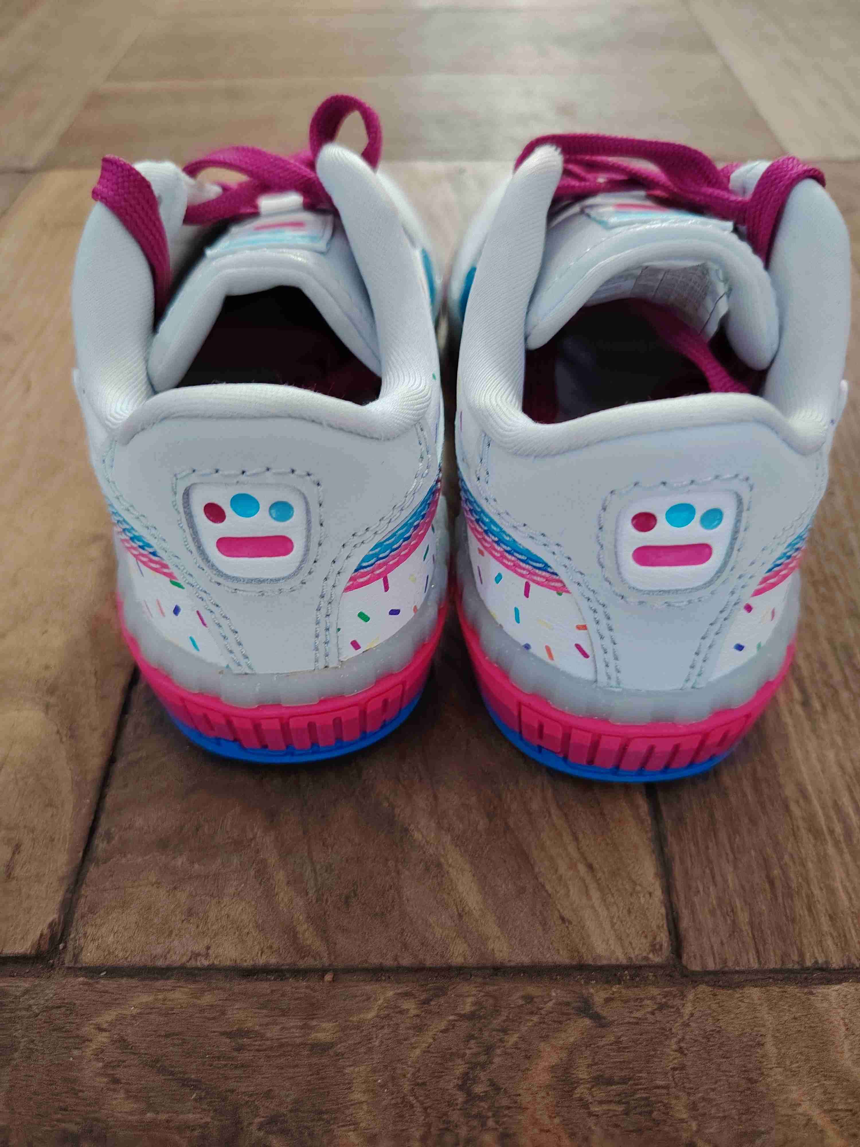 Zapatillas infantiles blancas con diseño - miniatura 3