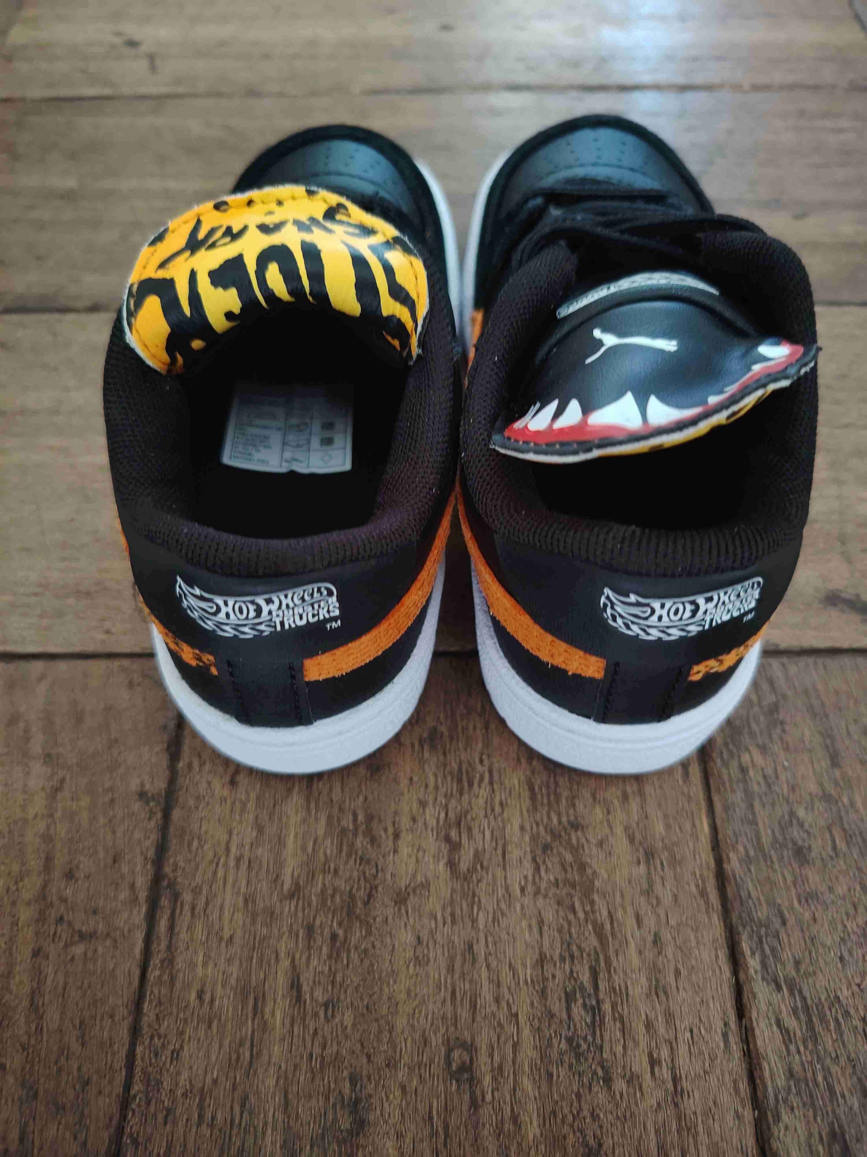 Zapatillas negras y naranjas Puma - miniatura 3