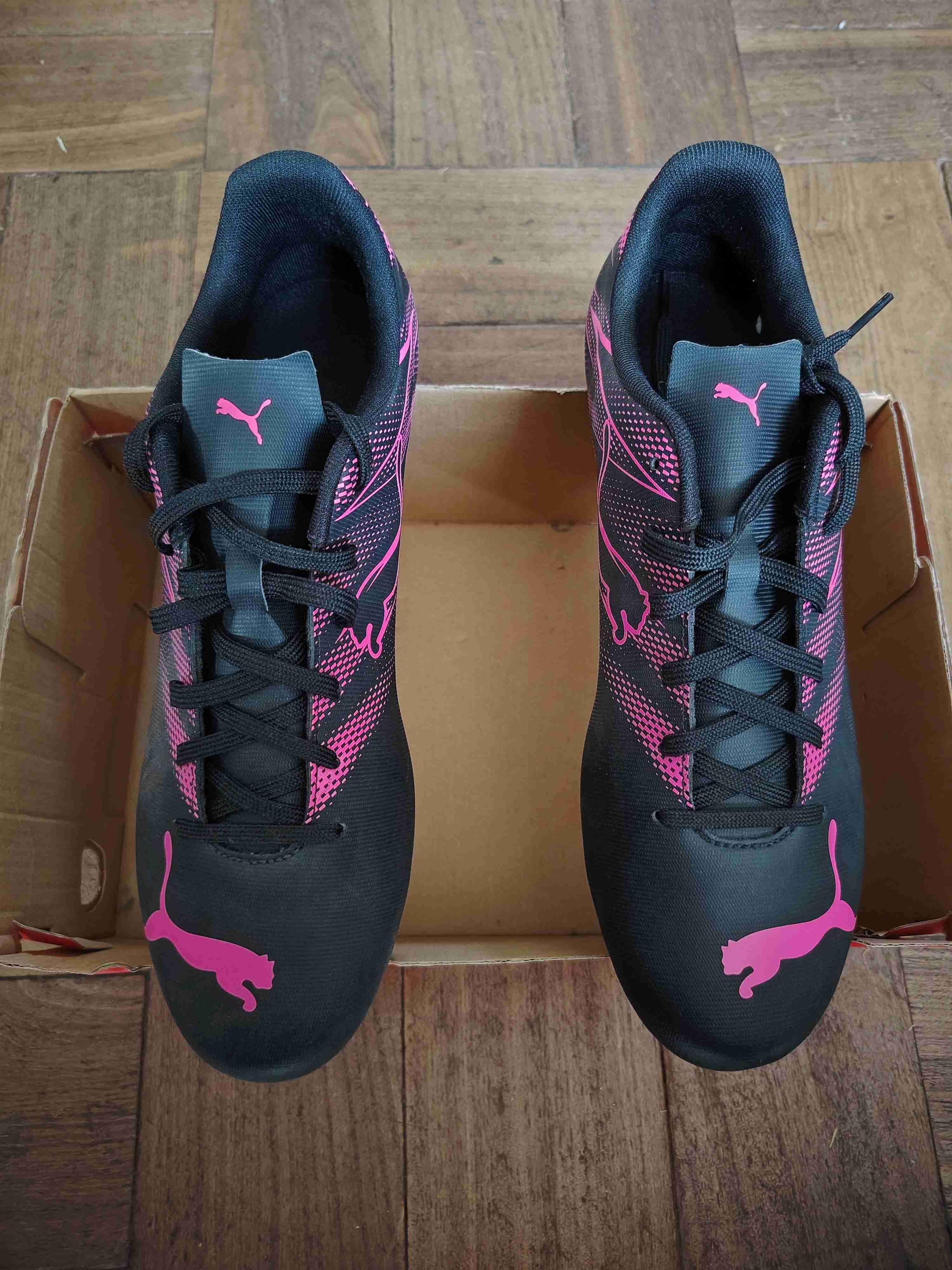 Zapatos de fútbol negros y rosas - miniatura 2