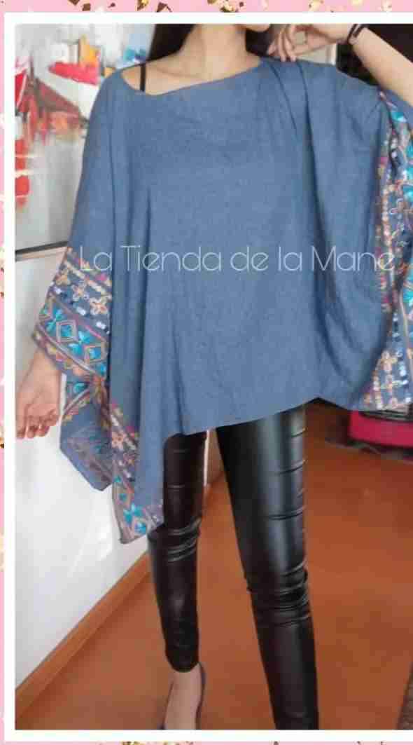 Poncho azul con bordados - miniatura 1