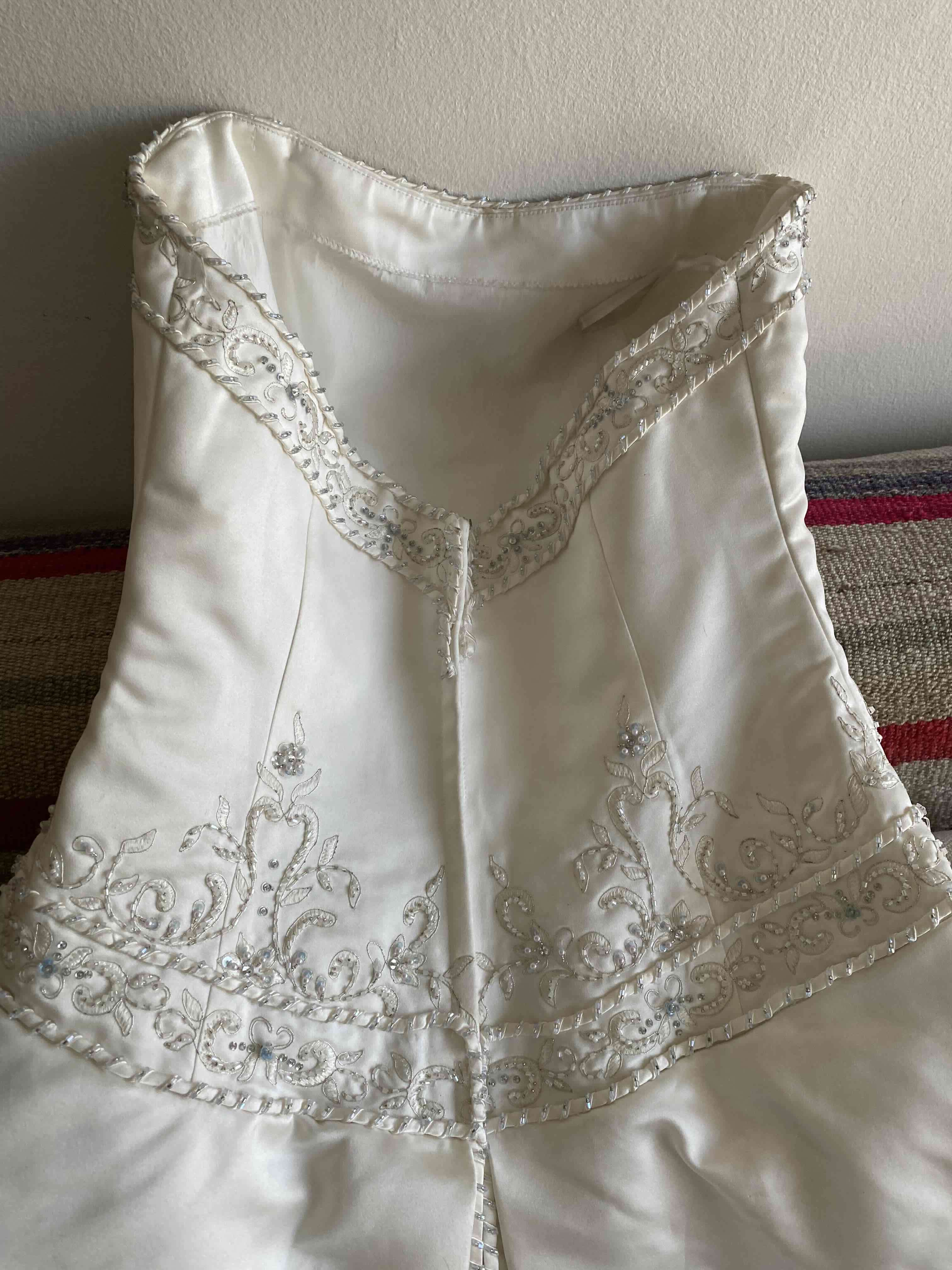 Vestido de novia blanco elegante - miniatura 3