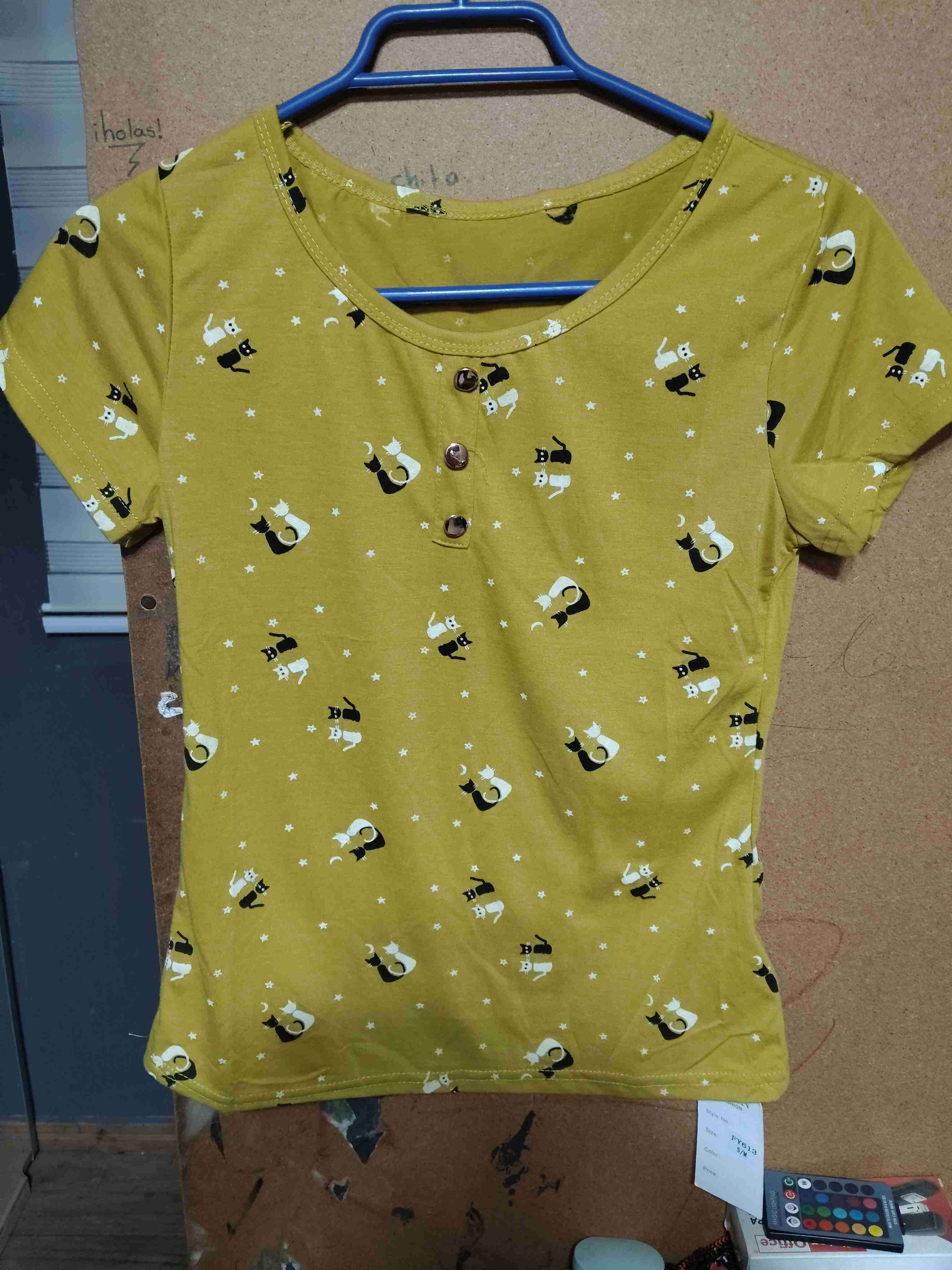 Polera amarilla con estampado de gatos - miniatura 2