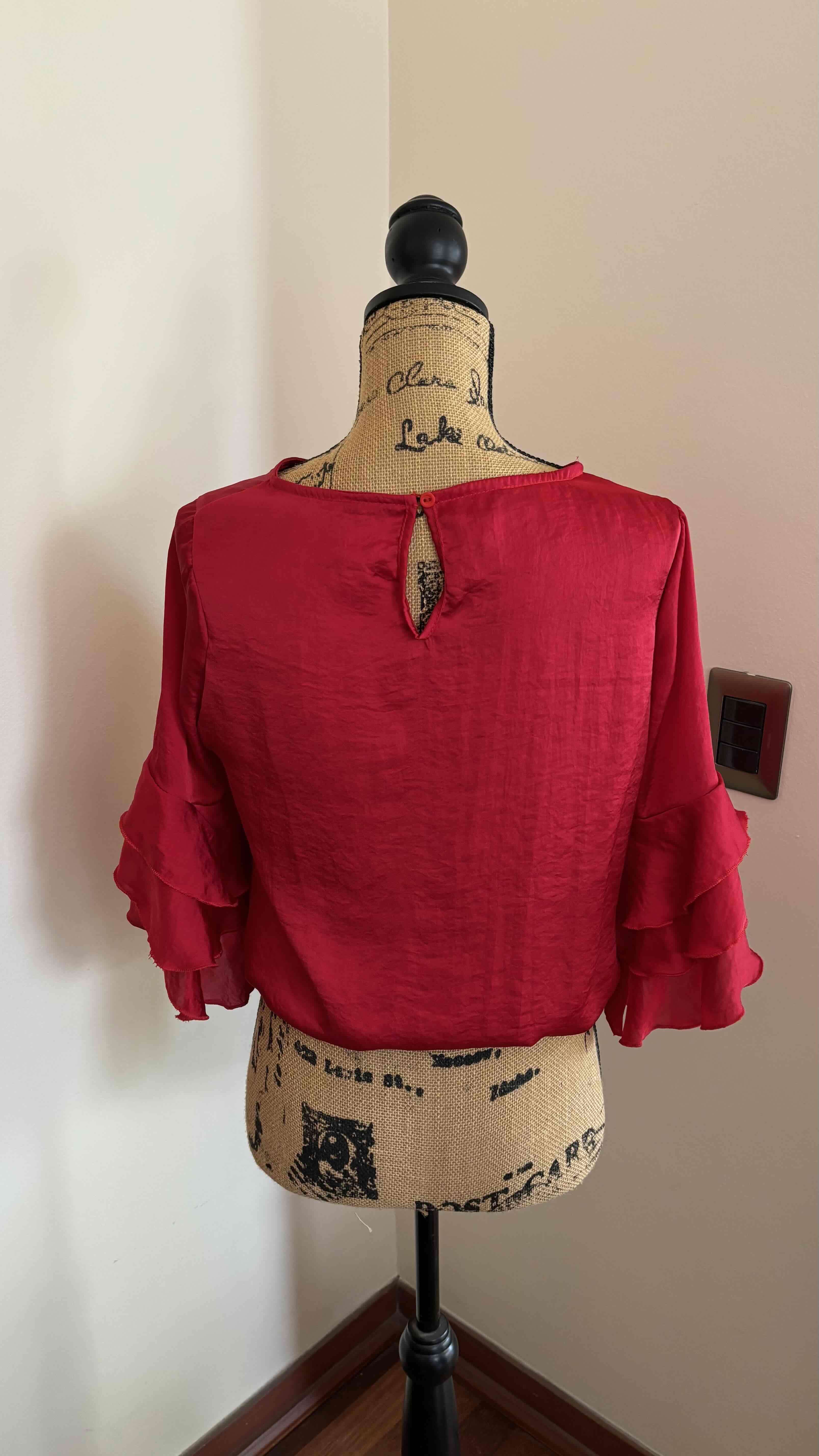 Blusa roja con volantes - miniatura 2