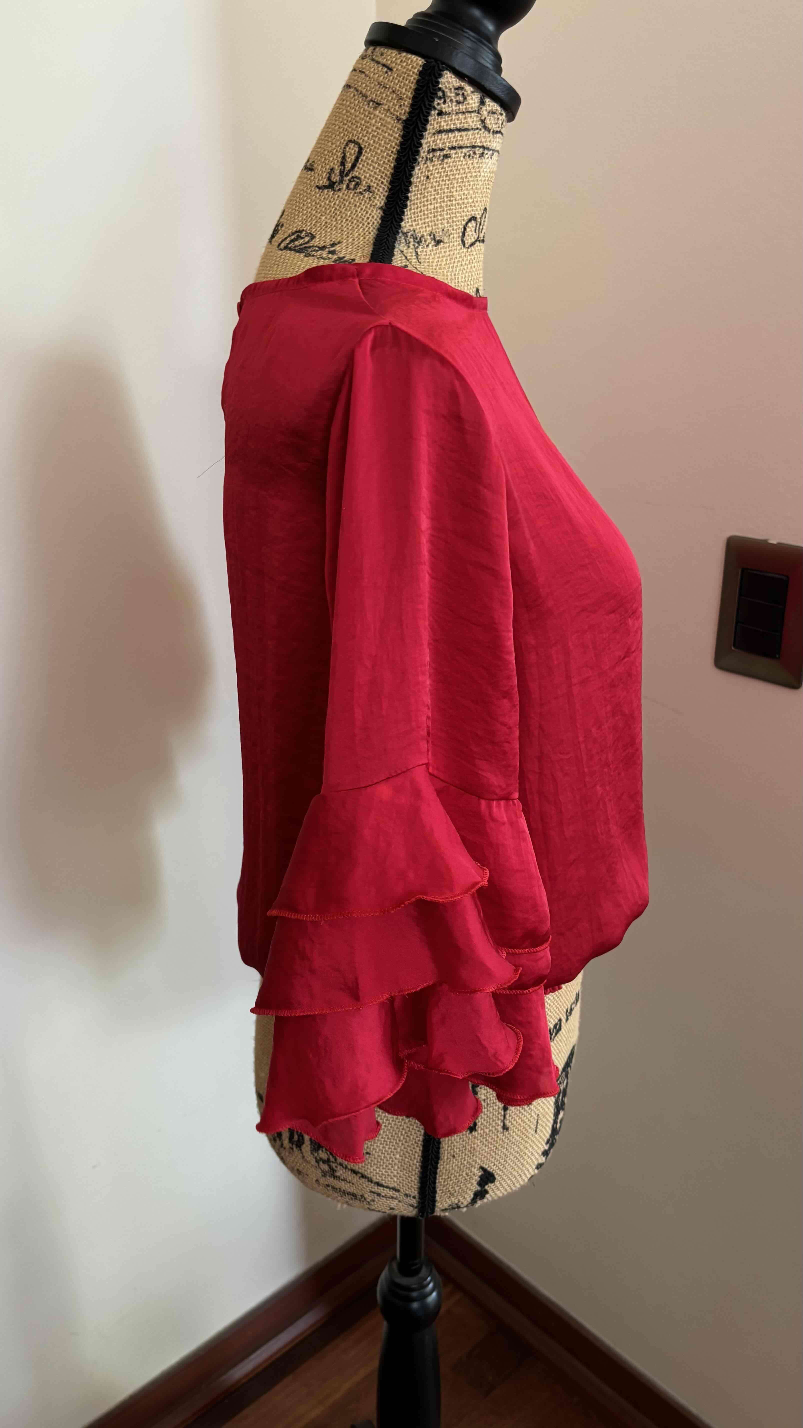 Blusa roja con volantes - miniatura 6