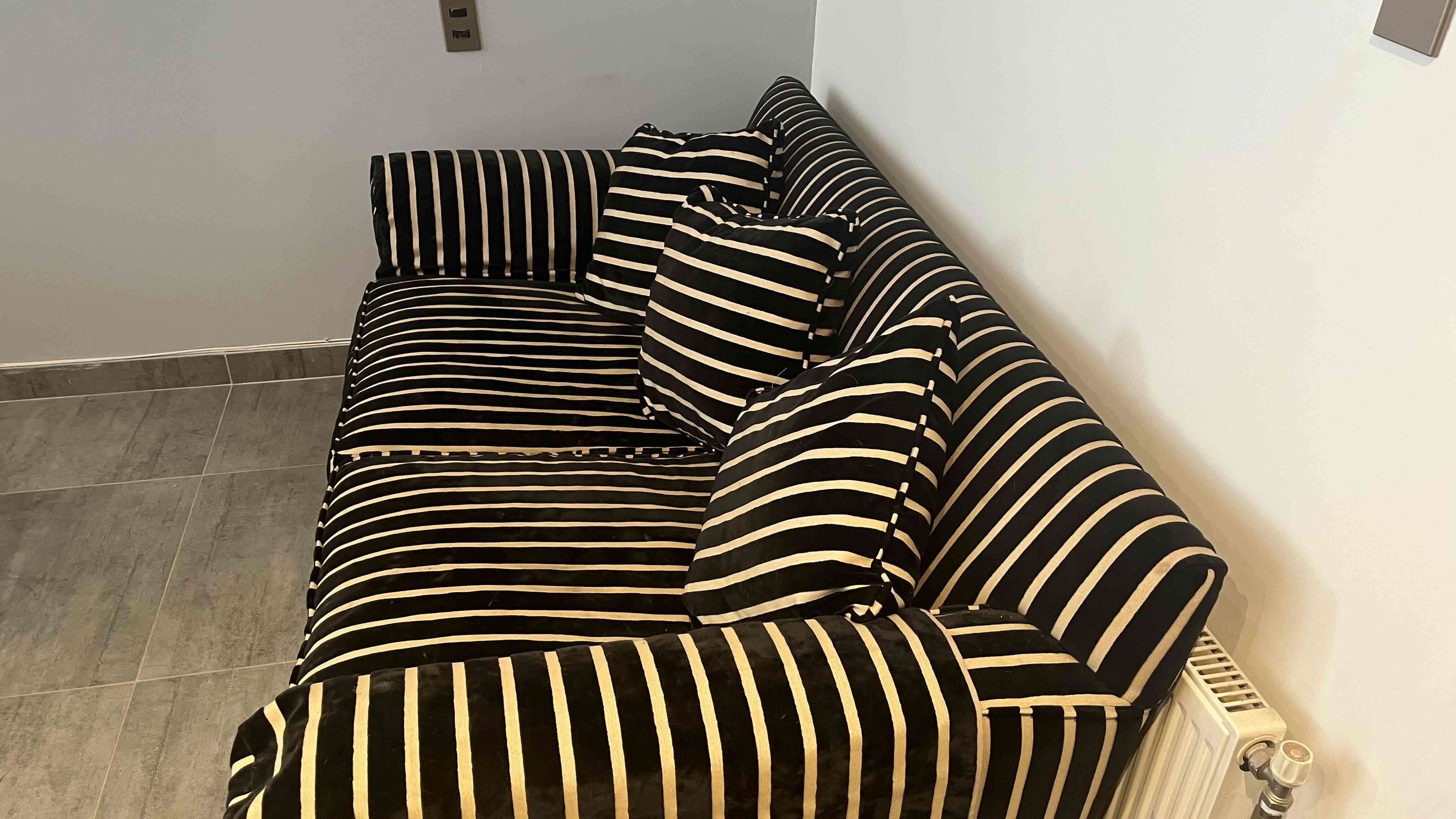 Sofá rayado blanco y negro - miniatura 2