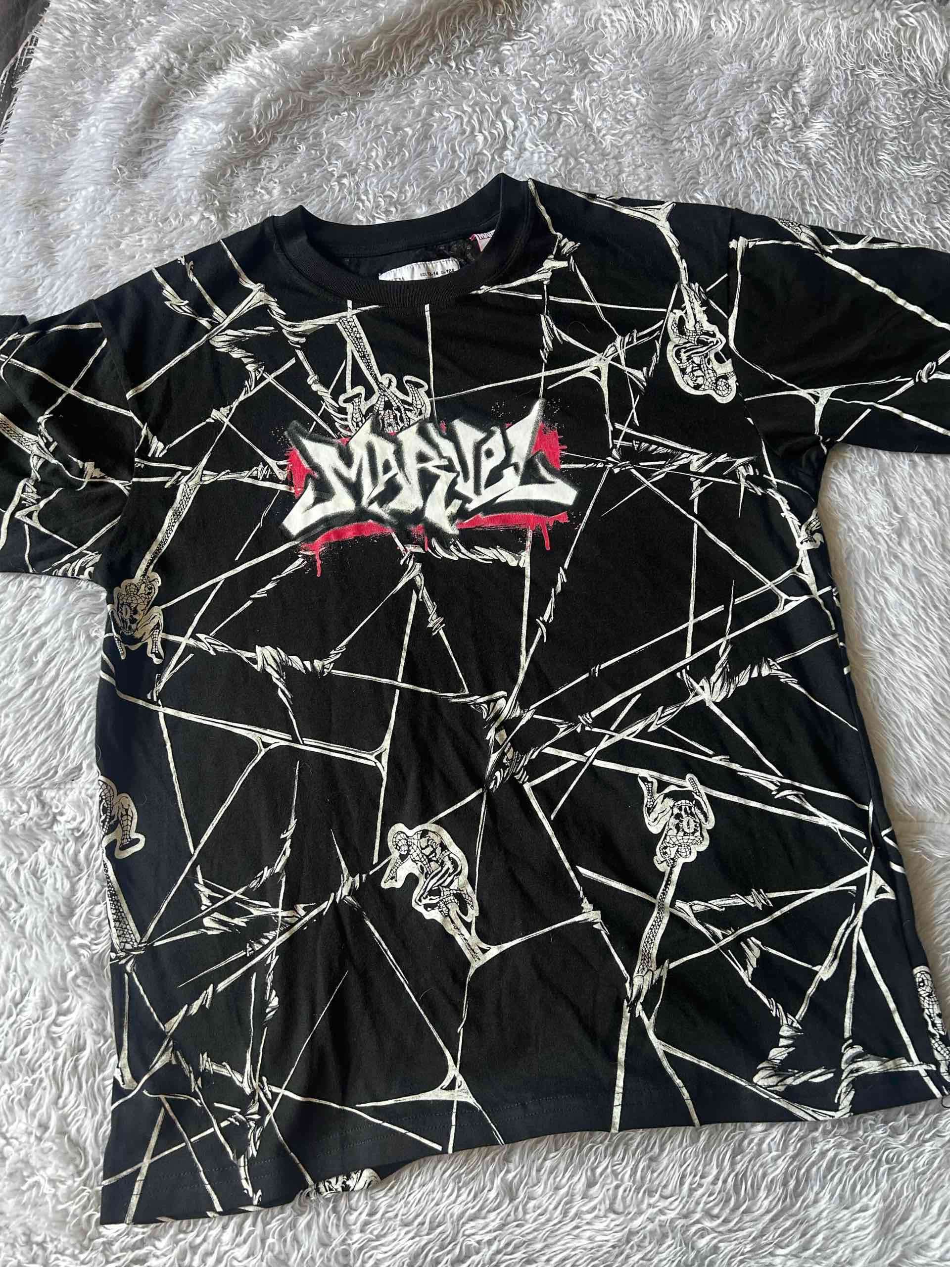 Polera negra con estampado de Marvel
