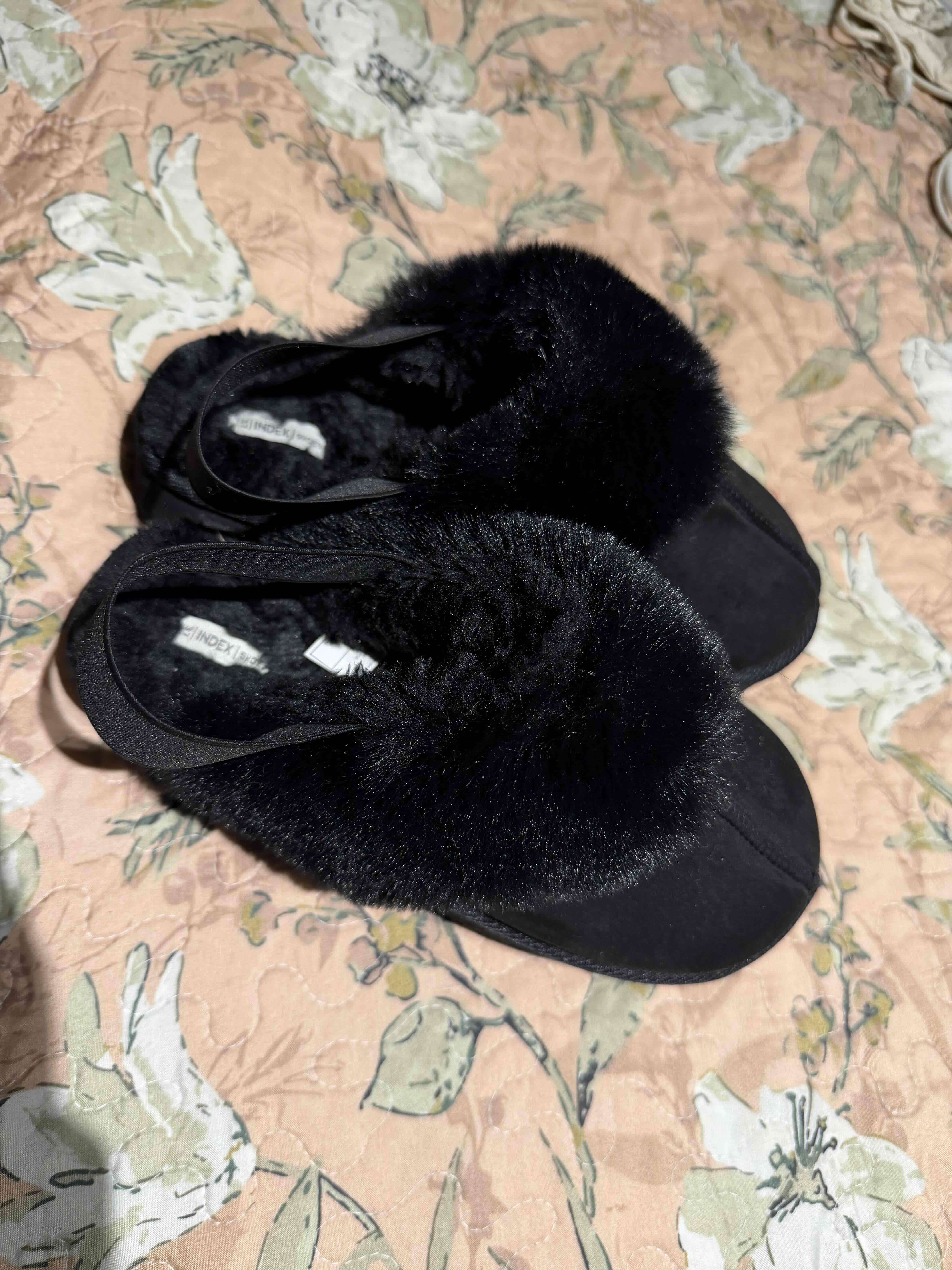 Pantuflas negras de felpa - miniatura 2