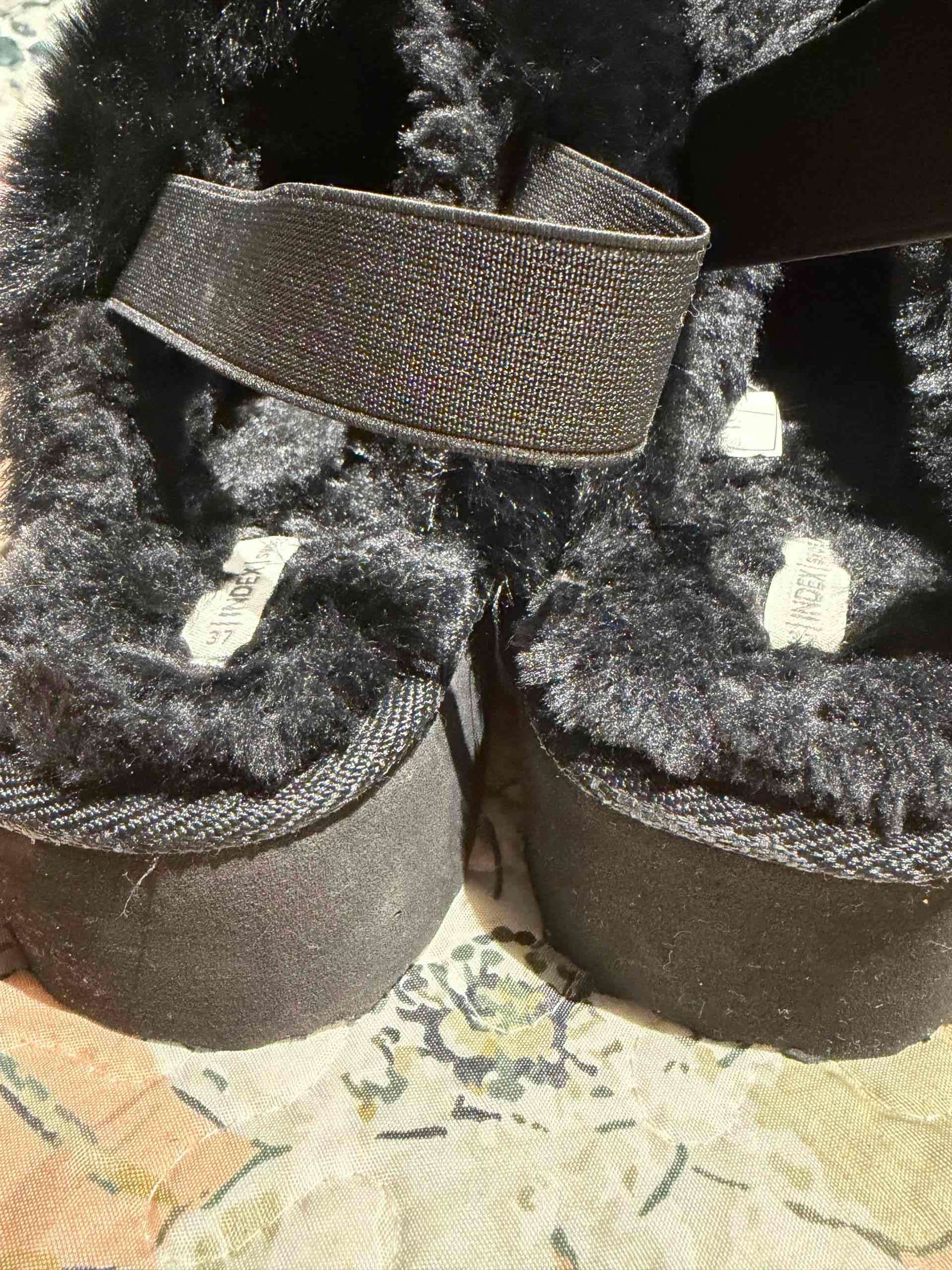 Pantuflas negras de felpa - miniatura 4