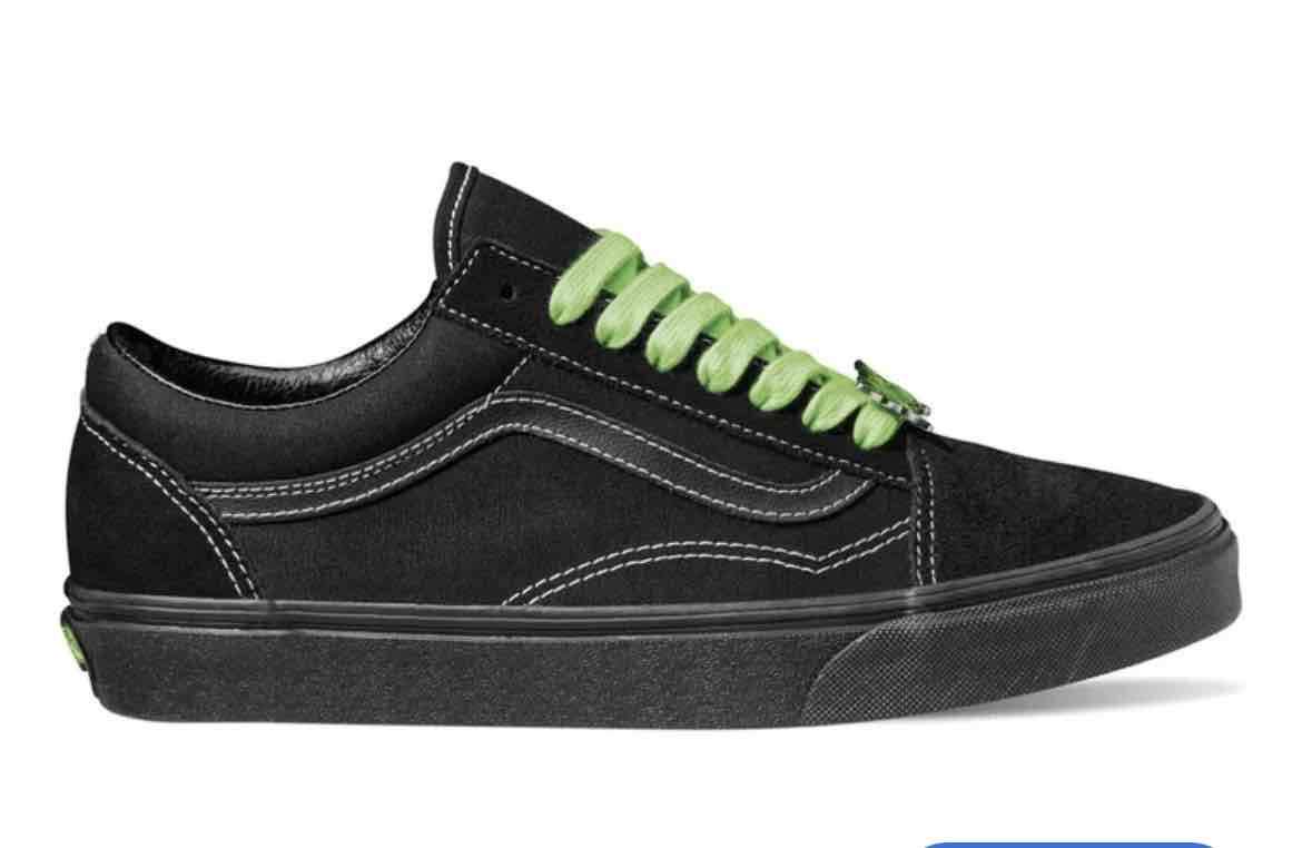 Zapatillas negras con cordones verdes