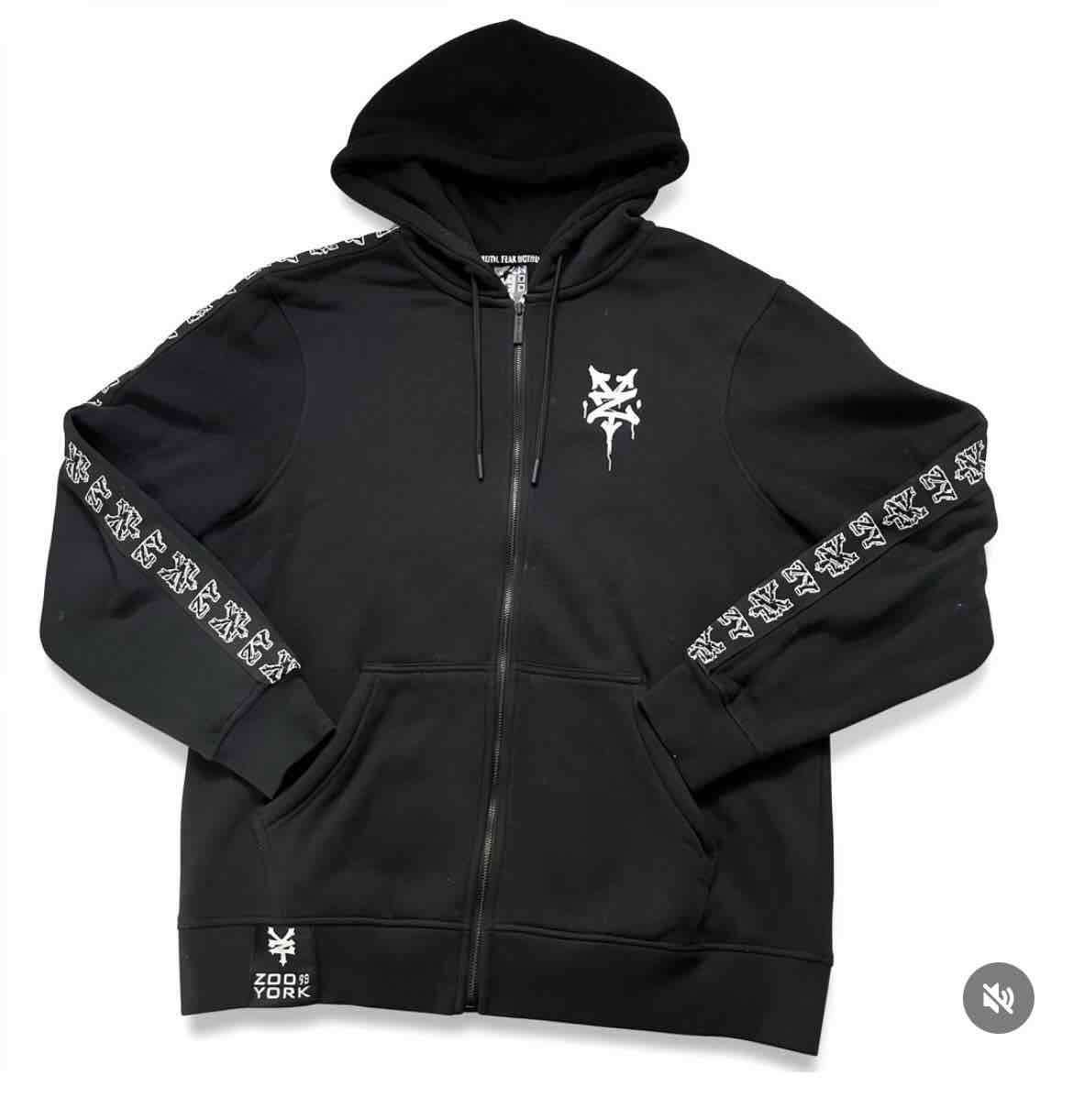 Polerón negro con capucha y diseño - miniatura 1