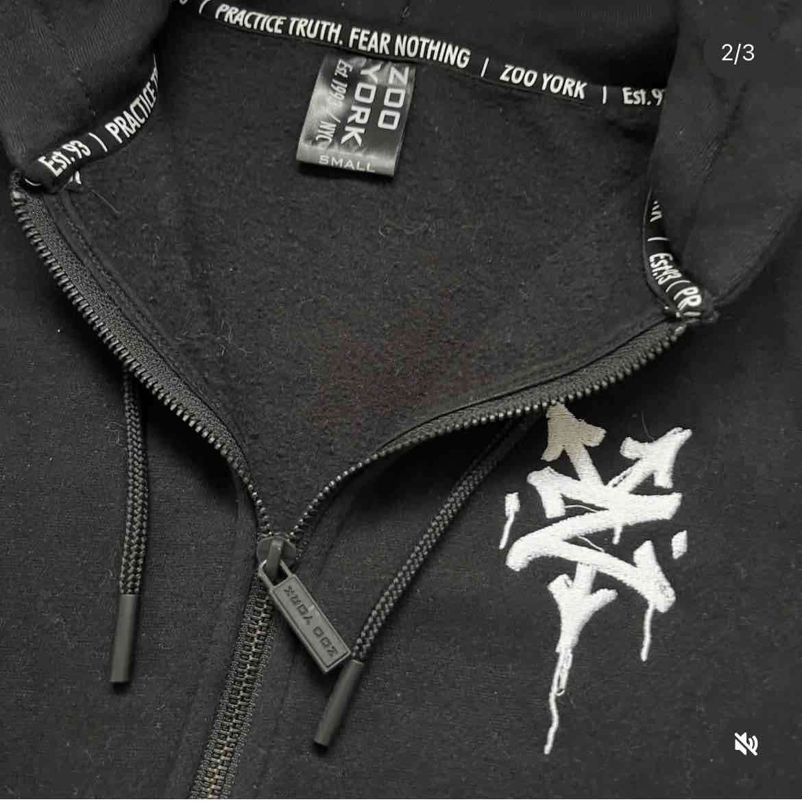 Polerón negro con capucha y diseño - miniatura 2