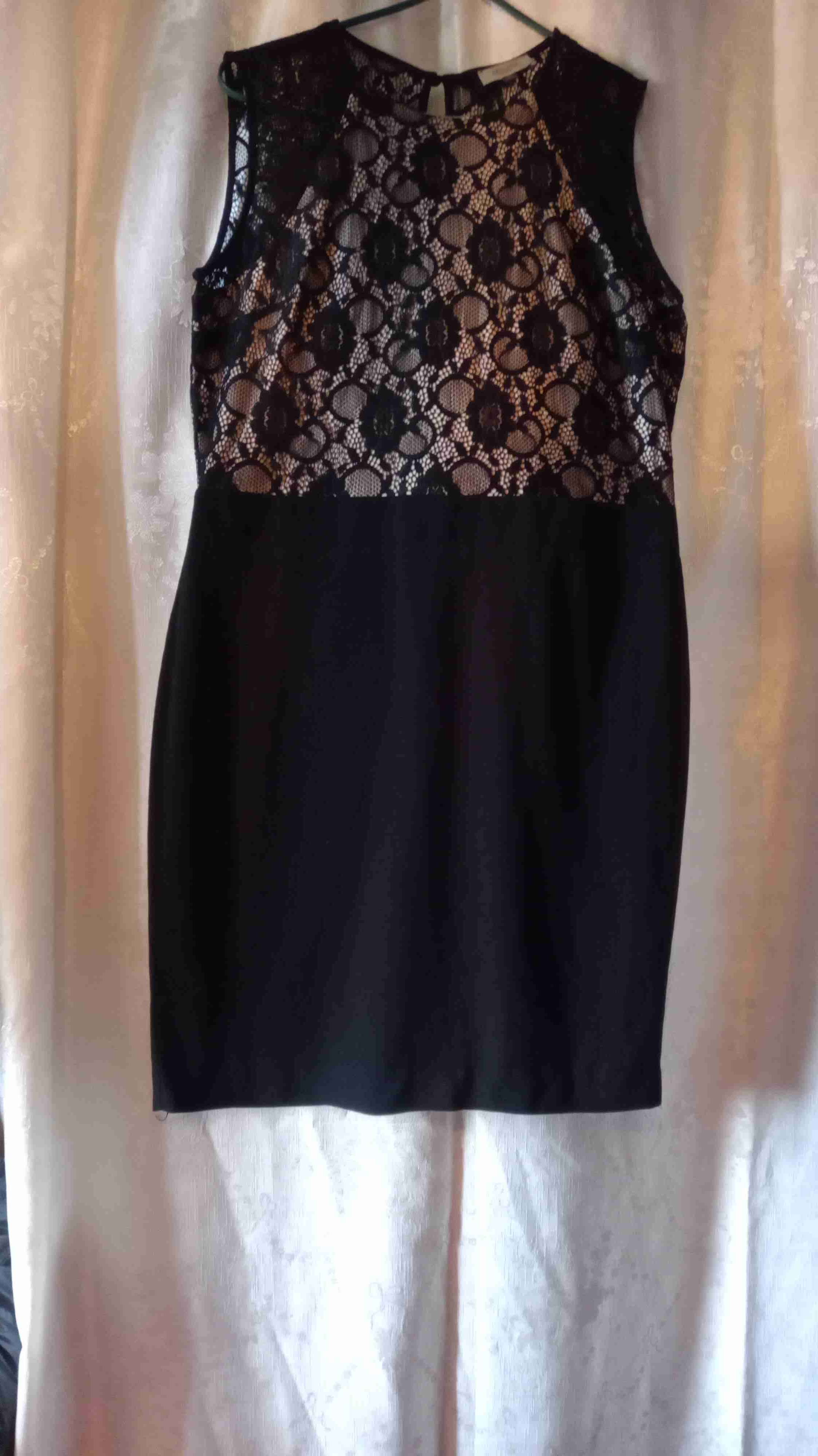 Vestido negro con encaje floral